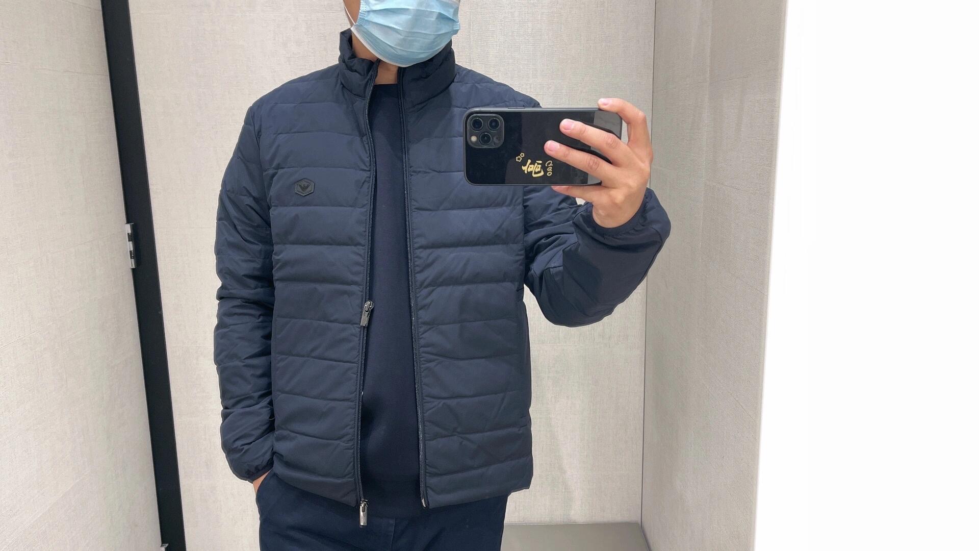 羽绒服-。 EMPORIO ARM**I 男士轻薄羽绒服 这款经典款，男士轻薄羽绒服以简约型格的焕新演绎