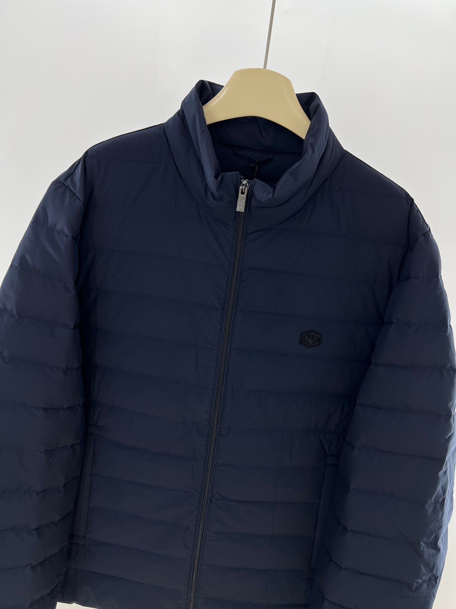 羽绒服-。 EMPORIO ARM**I 男士轻薄羽绒服 这款经典款，男士轻薄羽绒服以简约型格的焕新演绎