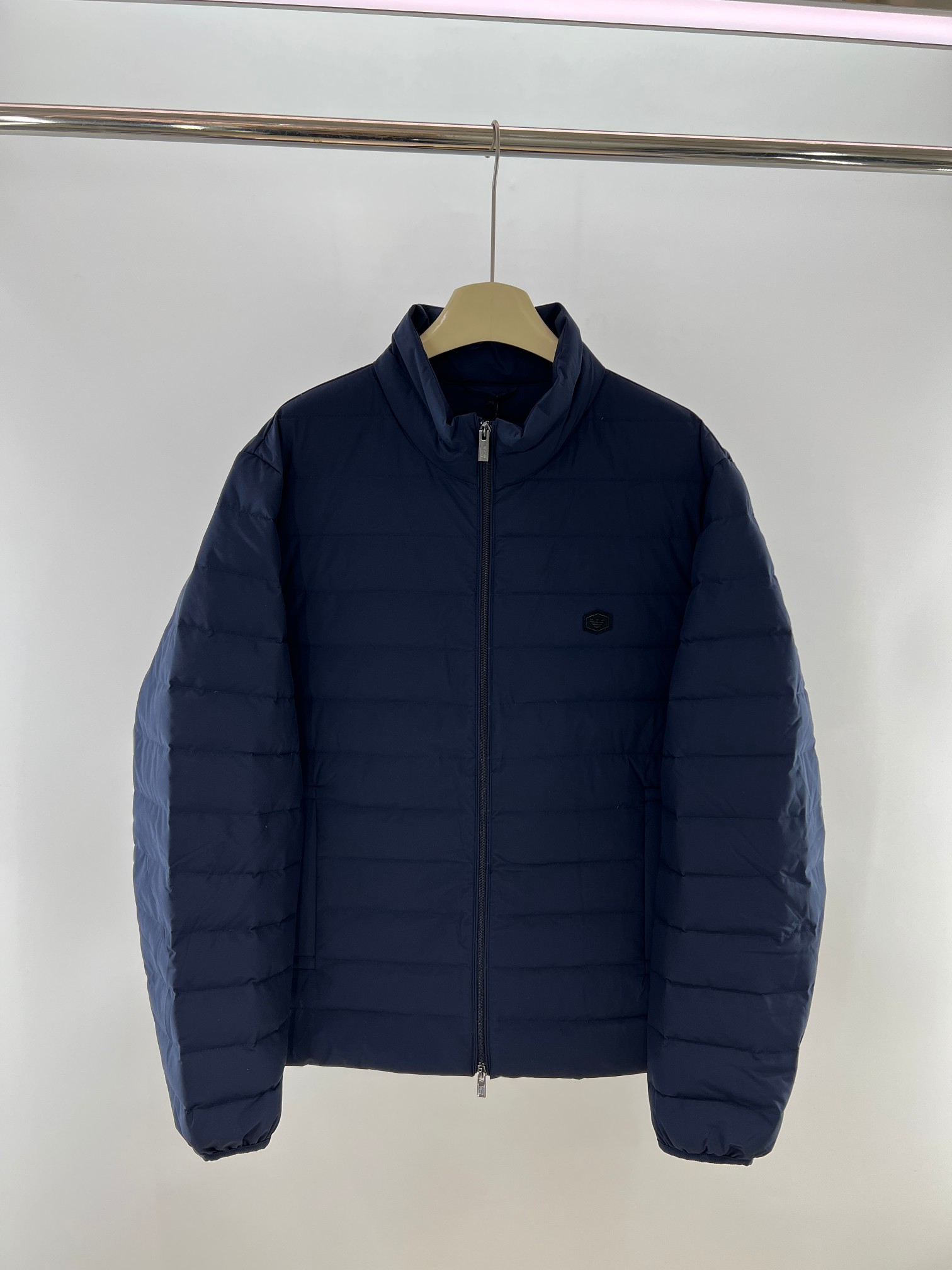 羽绒服-。 EMPORIO ARM**I 男士轻薄羽绒服 这款经典款，男士轻薄羽绒服以简约型格的焕新演绎