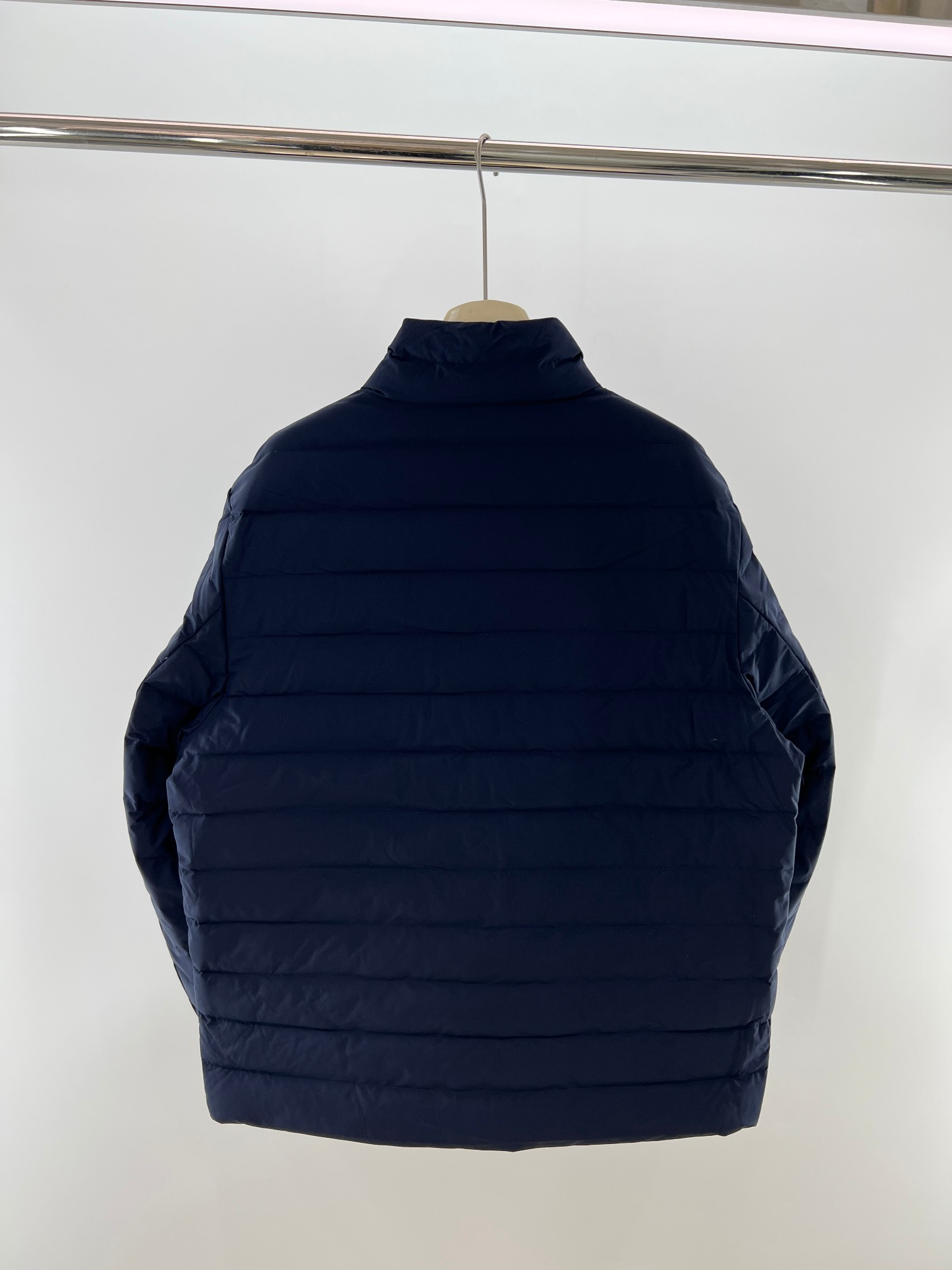 羽绒服-。 EMPORIO ARM**I 男士轻薄羽绒服 这款经典款，男士轻薄羽绒服以简约型格的焕新演绎