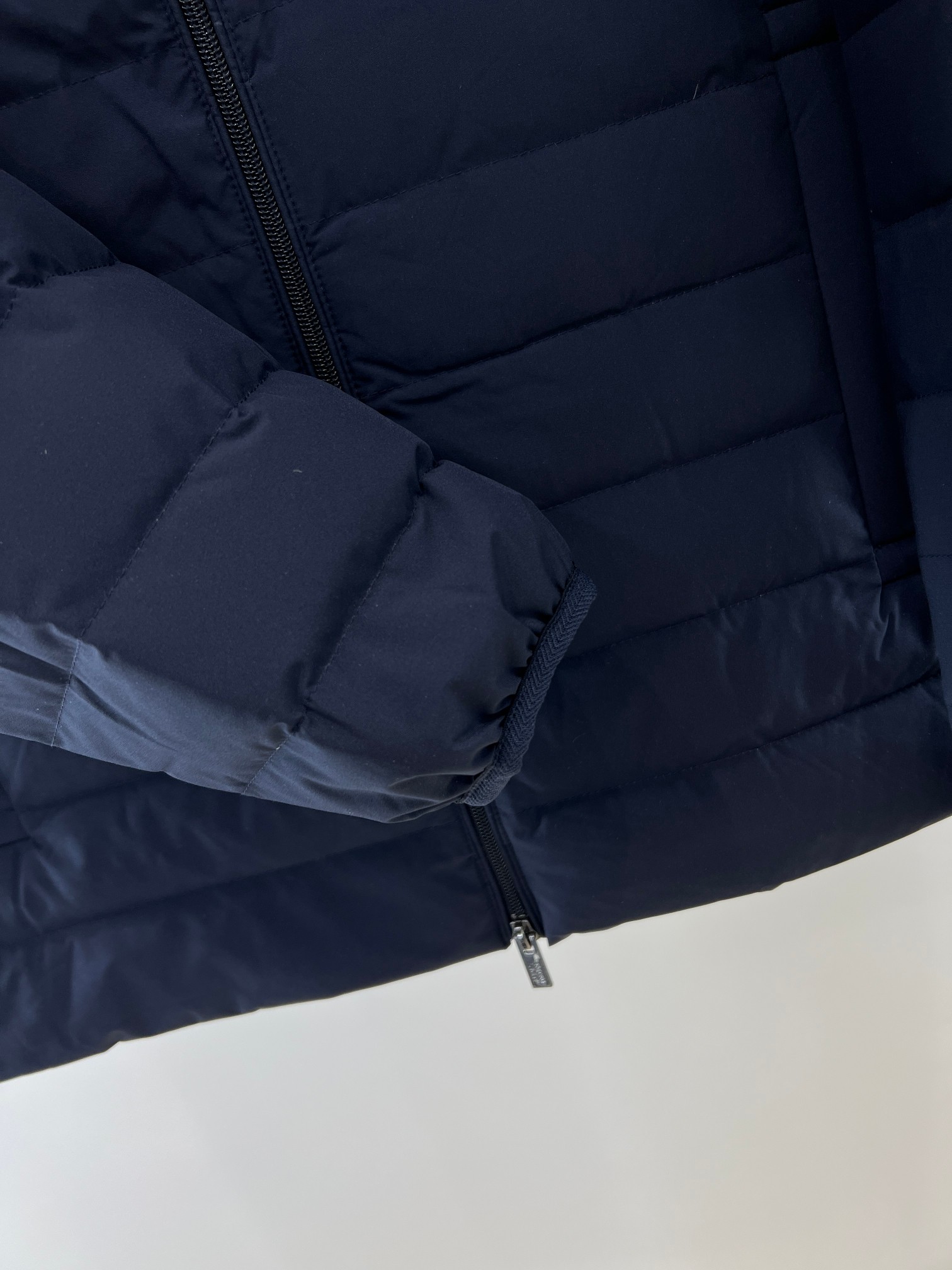 羽绒服-。 EMPORIO ARM**I 男士轻薄羽绒服 这款经典款，男士轻薄羽绒服以简约型格的焕新演绎