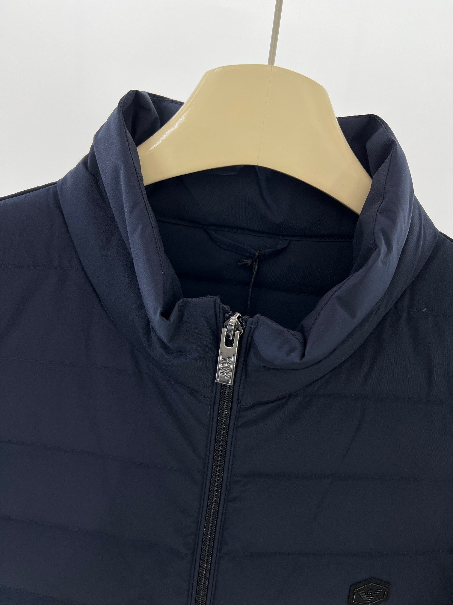 羽绒服-。 EMPORIO ARM**I 男士轻薄羽绒服 这款经典款，男士轻薄羽绒服以简约型格的焕新演绎