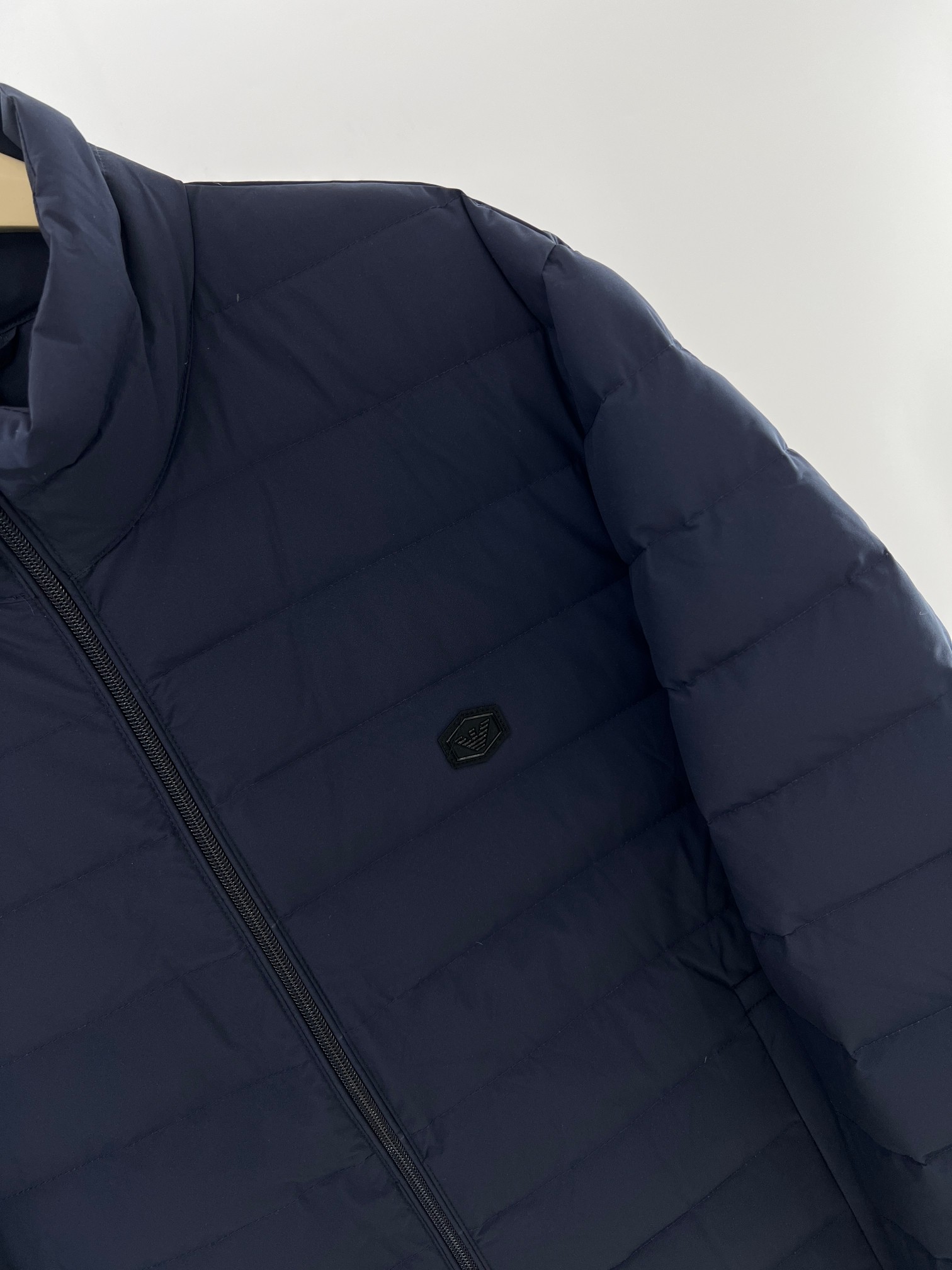 羽绒服-。 EMPORIO ARM**I 男士轻薄羽绒服 这款经典款，男士轻薄羽绒服以简约型格的焕新演绎