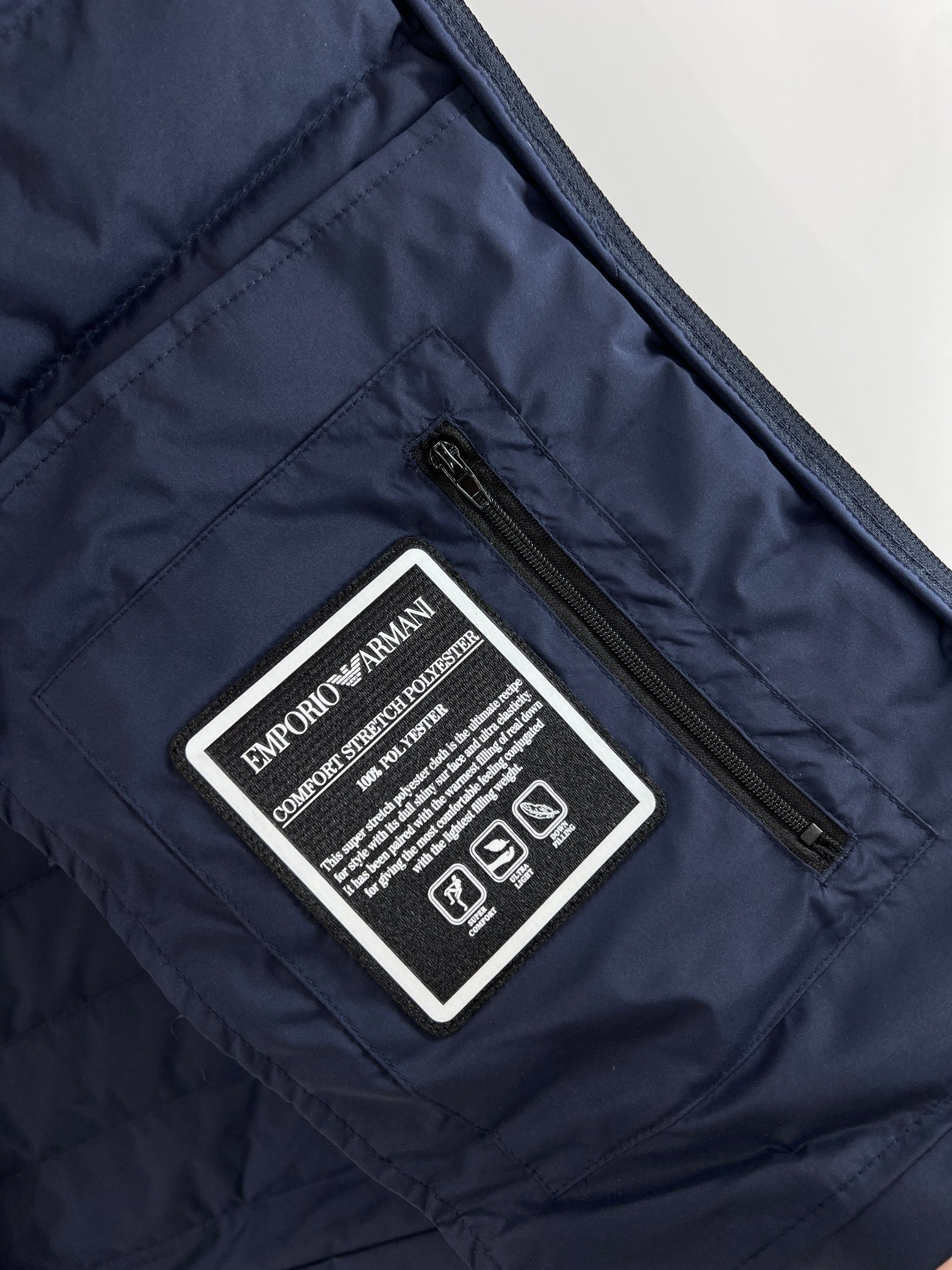 羽绒服-。 EmPorio Arm**男士超轻薄羽绒马甲 轻奢暖冬，叠穿出型格！这款马甲以黑色绗缝设计打