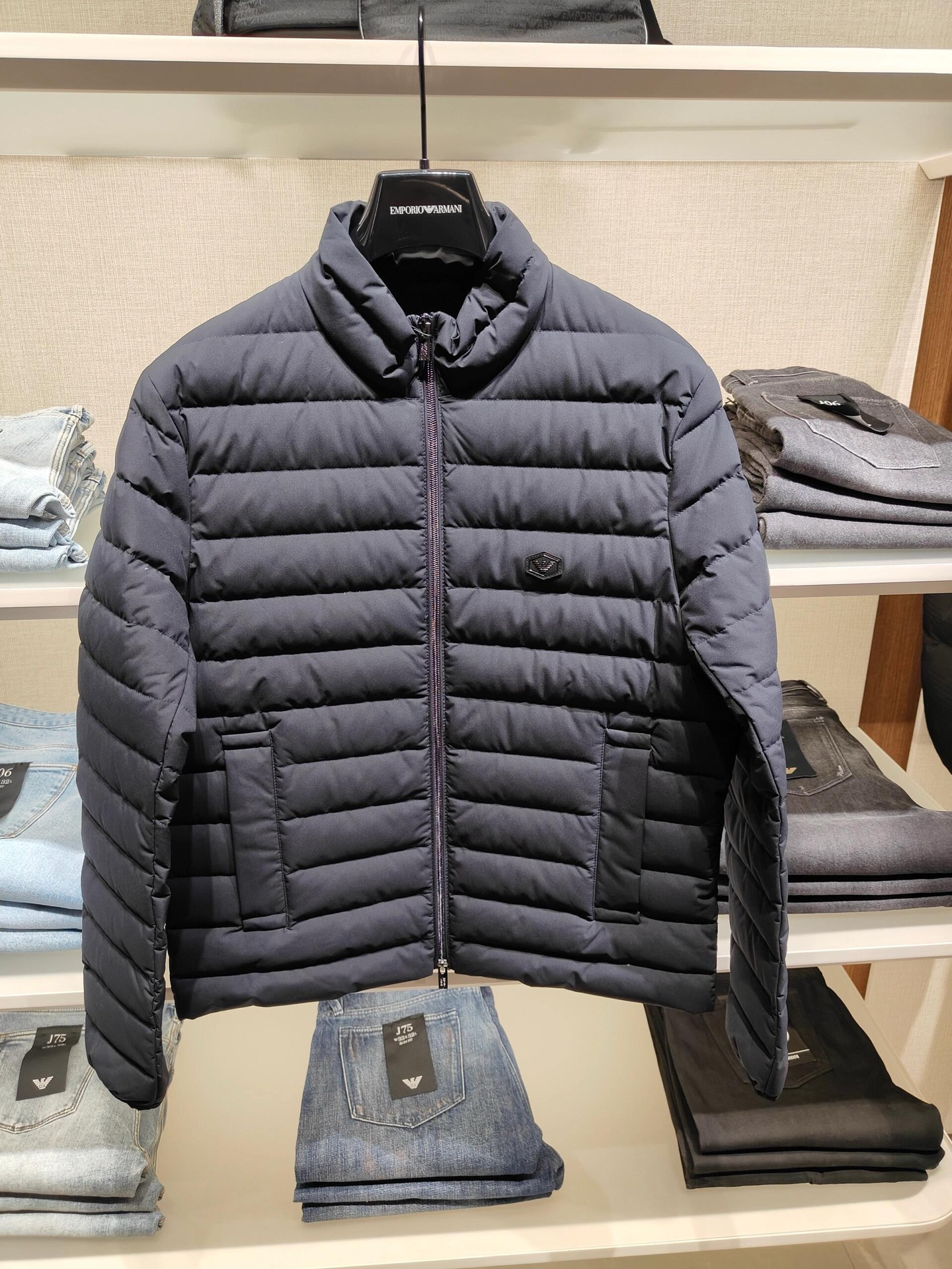 羽绒服-。 EMPORIO ARM**I 男士轻薄羽绒服 这款经典款，男士轻薄羽绒服以简约型格的焕新演绎