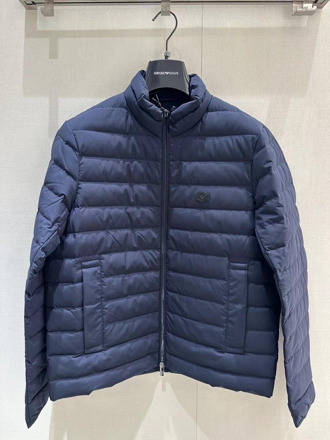 羽绒服-。 EMPORIO ARM**I 男士轻薄羽绒服 这款经典款，男士轻薄羽绒服以简约型格的焕新演绎