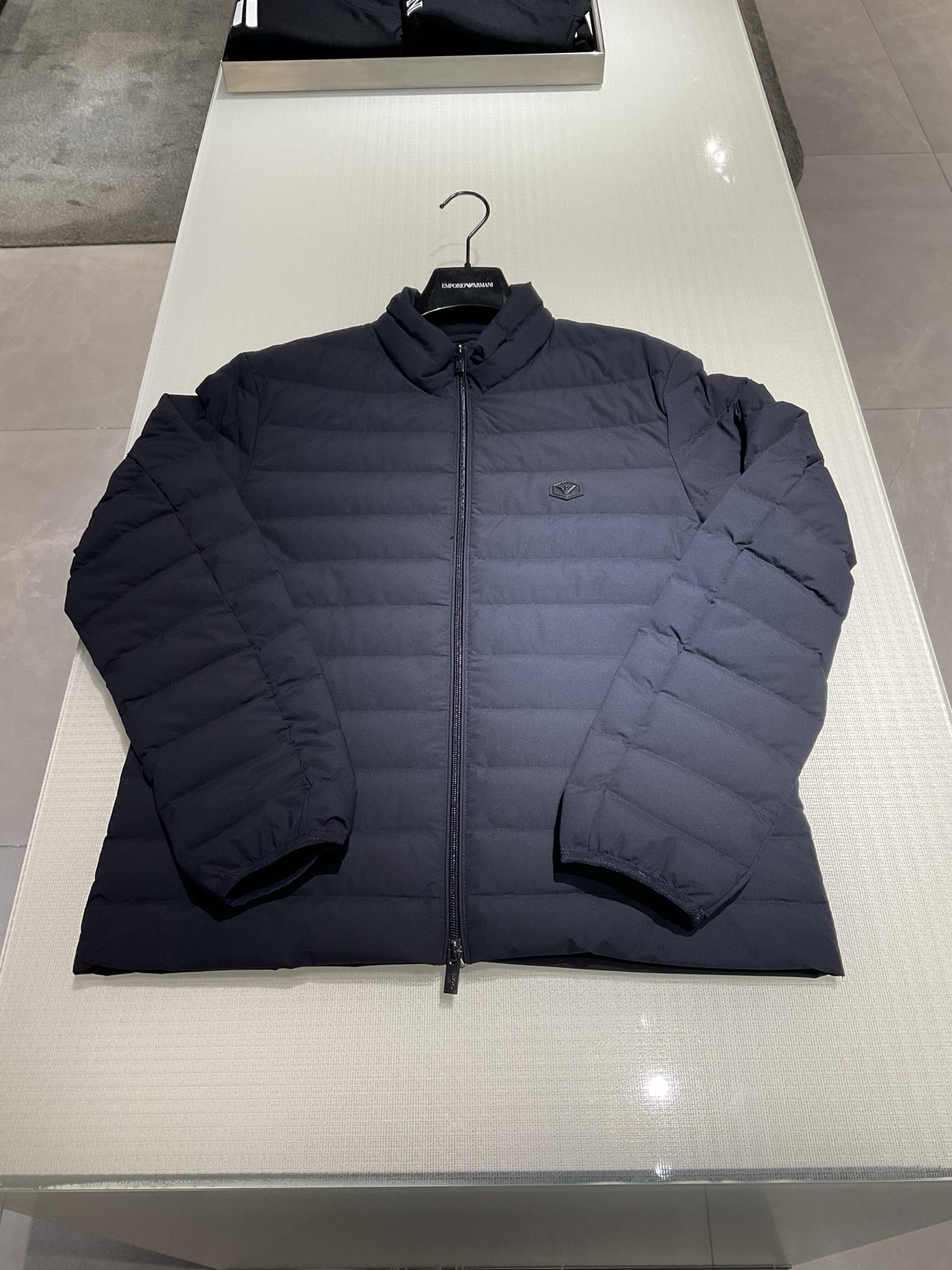 羽绒服-。 EMPORIO ARM**I 男士轻薄羽绒服 这款经典款，男士轻薄羽绒服以简约型格的焕新演绎