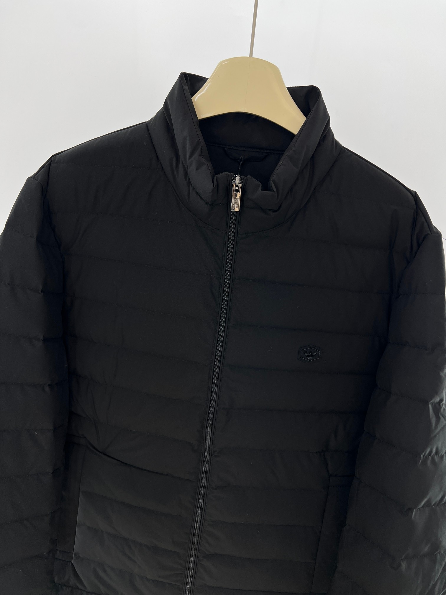 羽绒服-。 EMPORIO ARM**I 男士轻薄羽绒服 这款经典款，男士轻薄羽绒服以简约型格的焕新演绎