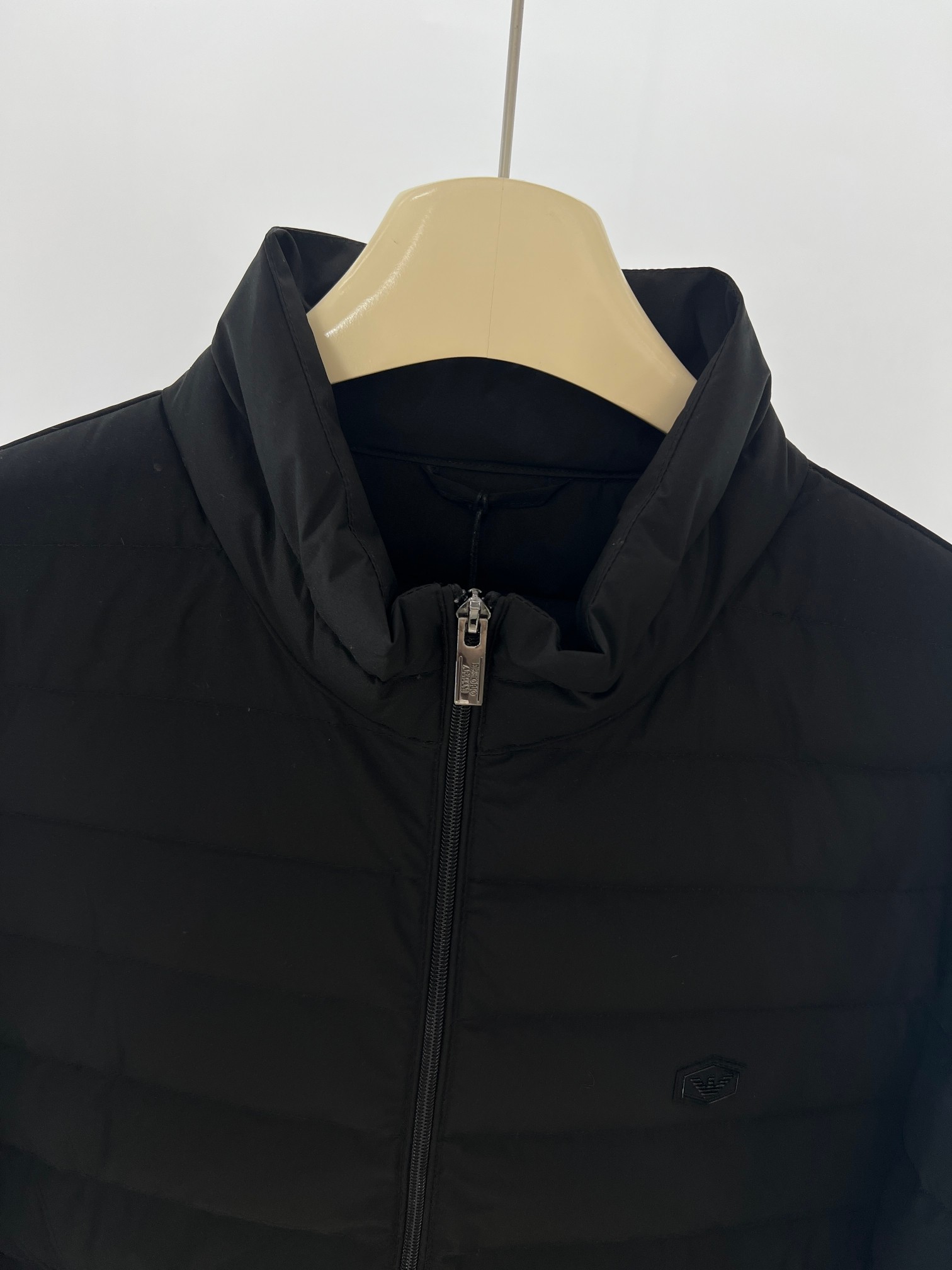 羽绒服-。 EMPORIO ARM**I 男士轻薄羽绒服 这款经典款，男士轻薄羽绒服以简约型格的焕新演绎