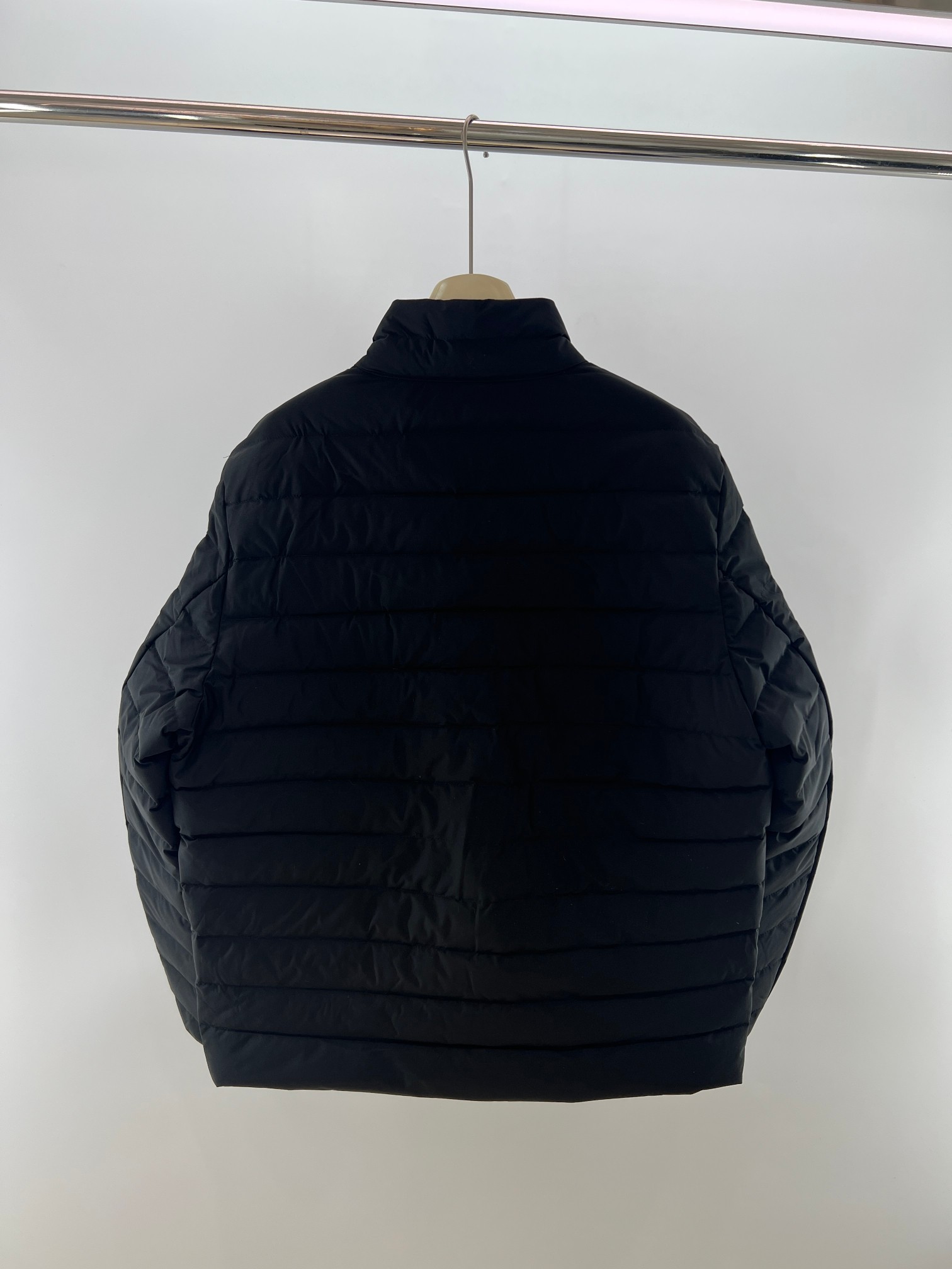 羽绒服-。 EMPORIO ARM**I 男士轻薄羽绒服 这款经典款，男士轻薄羽绒服以简约型格的焕新演绎