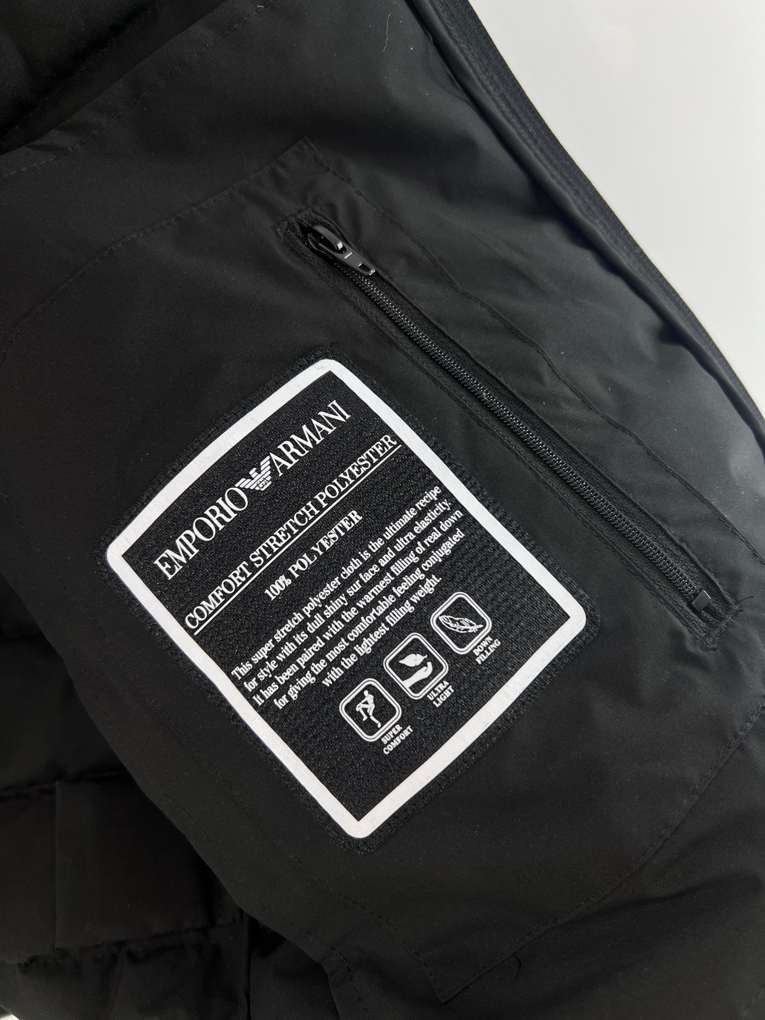 羽绒服-。 EMPORIO ARM**I 男士轻薄羽绒服 这款经典款，男士轻薄羽绒服以简约型格的焕新演绎