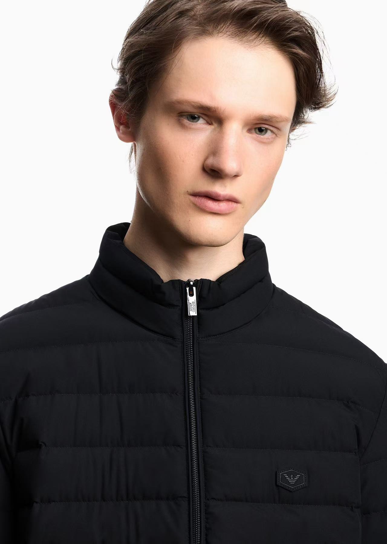 羽绒服-。 EMPORIO ARM**I 男士轻薄羽绒服 这款经典款，男士轻薄羽绒服以简约型格的焕新演绎