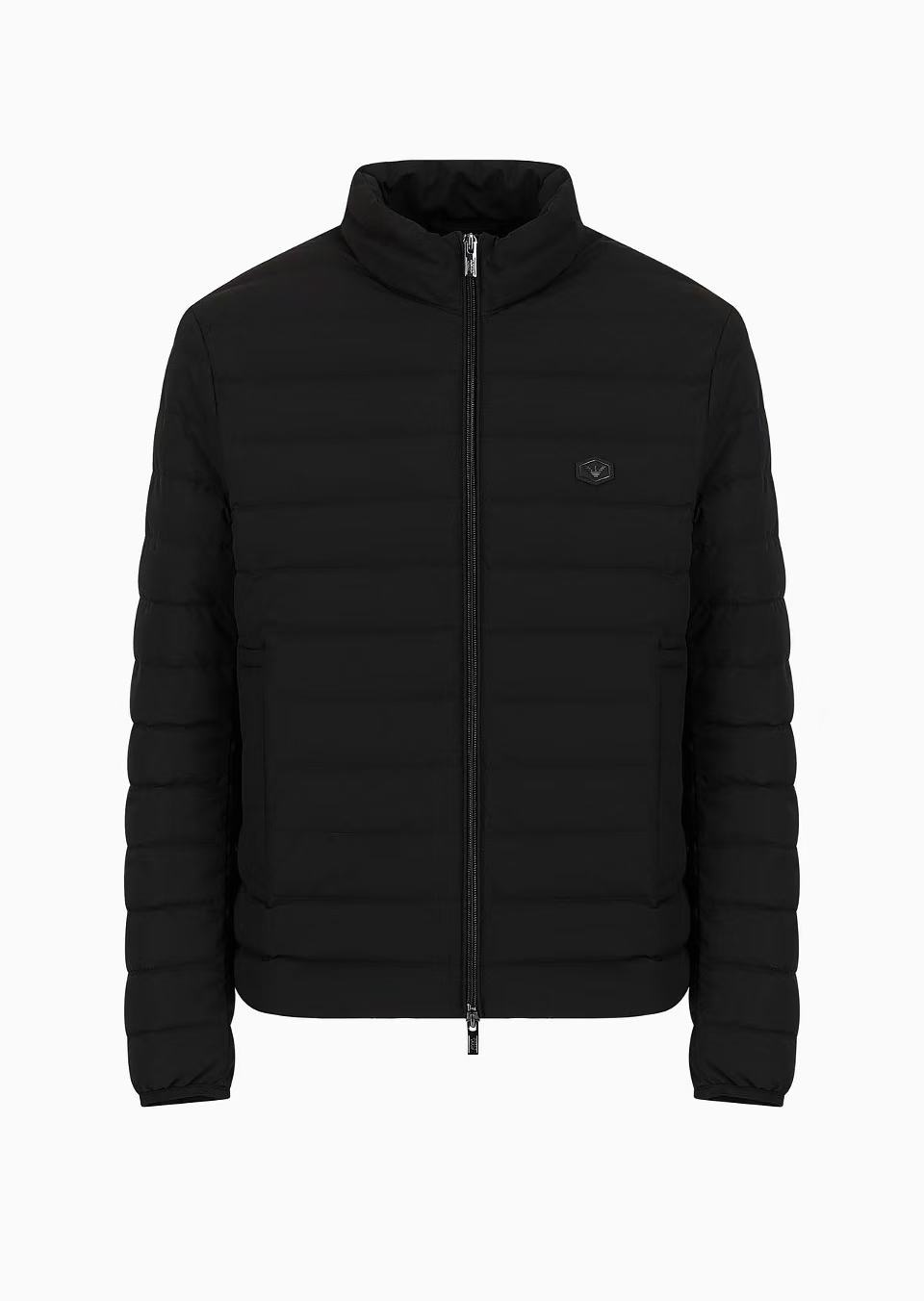 羽绒服-。 EMPORIO ARM**I 男士轻薄羽绒服 这款经典款，男士轻薄羽绒服以简约型格的焕新演绎