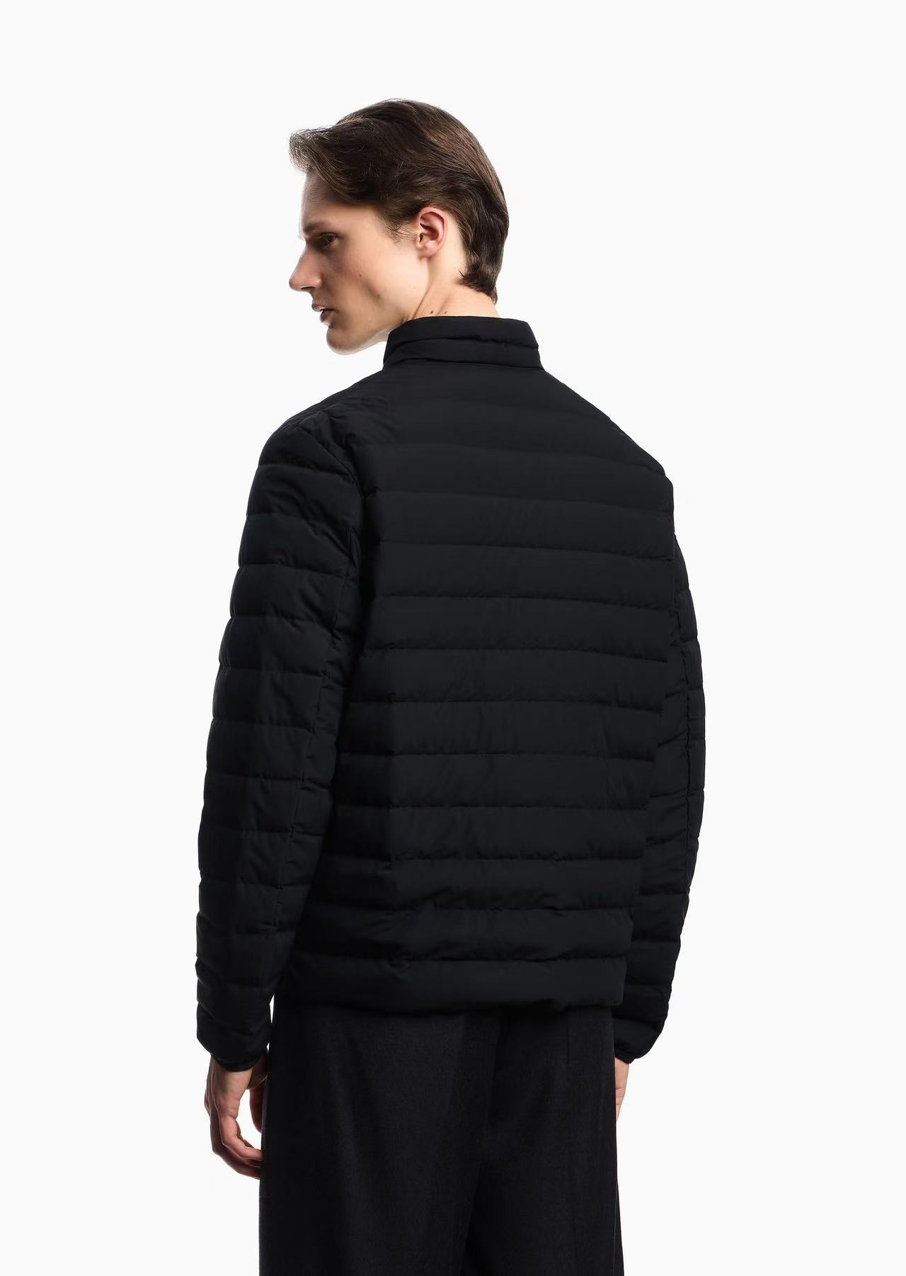 羽绒服-。 EMPORIO ARM**I 男士轻薄羽绒服 这款经典款，男士轻薄羽绒服以简约型格的焕新演绎