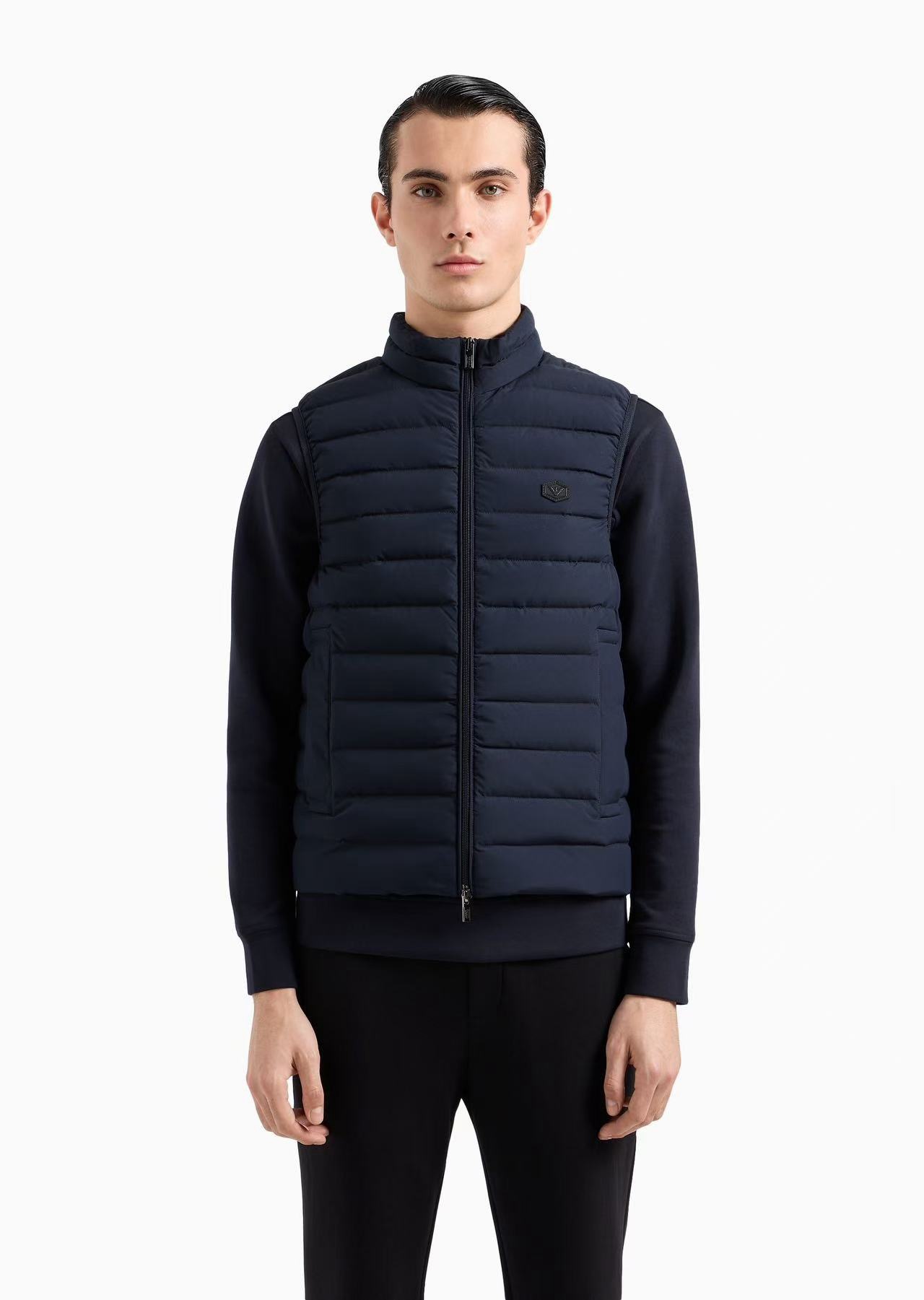 羽绒服-。 EmPorio Arm**男士超轻薄羽绒马甲 轻奢暖冬，叠穿出型格！这款马甲以黑色绗缝设计打