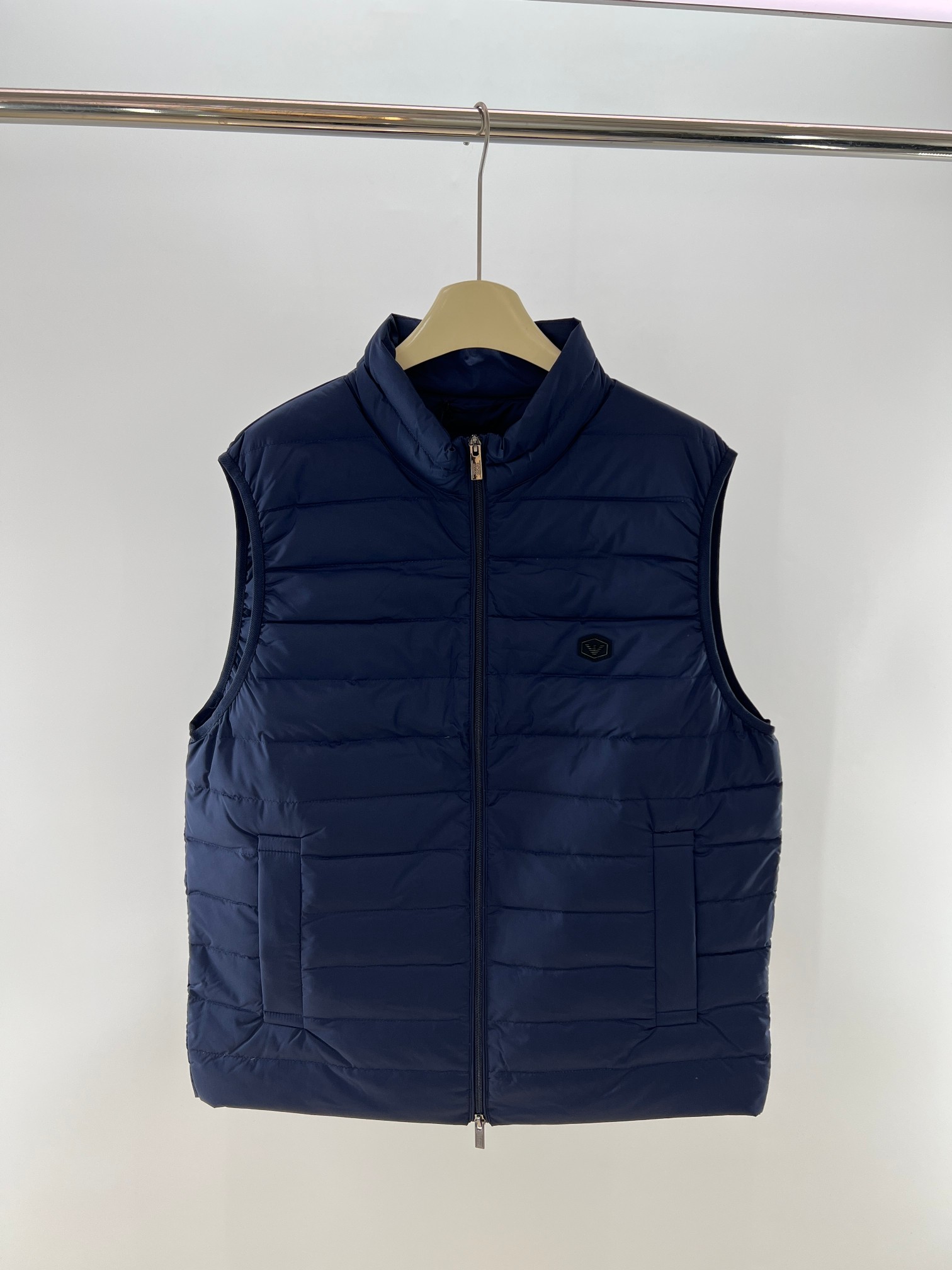 羽绒服-。 EmPorio Arm**男士超轻薄羽绒马甲 轻奢暖冬，叠穿出型格！这款马甲以黑色绗缝设计打