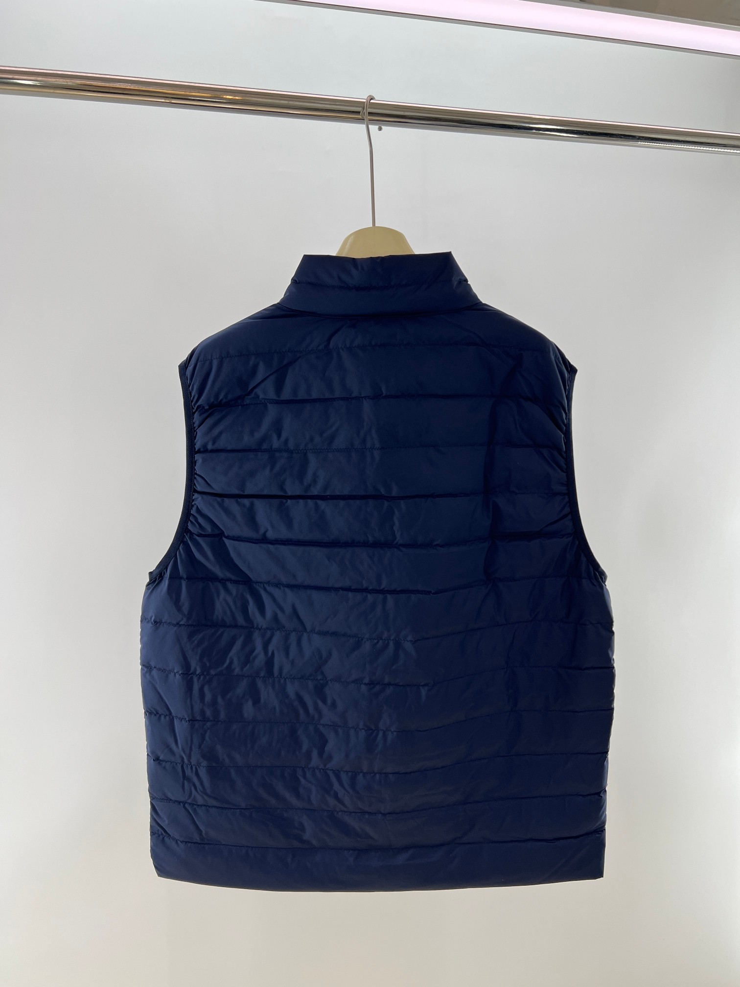 羽绒服-。 EmPorio Arm**男士超轻薄羽绒马甲 轻奢暖冬，叠穿出型格！这款马甲以黑色绗缝设计打