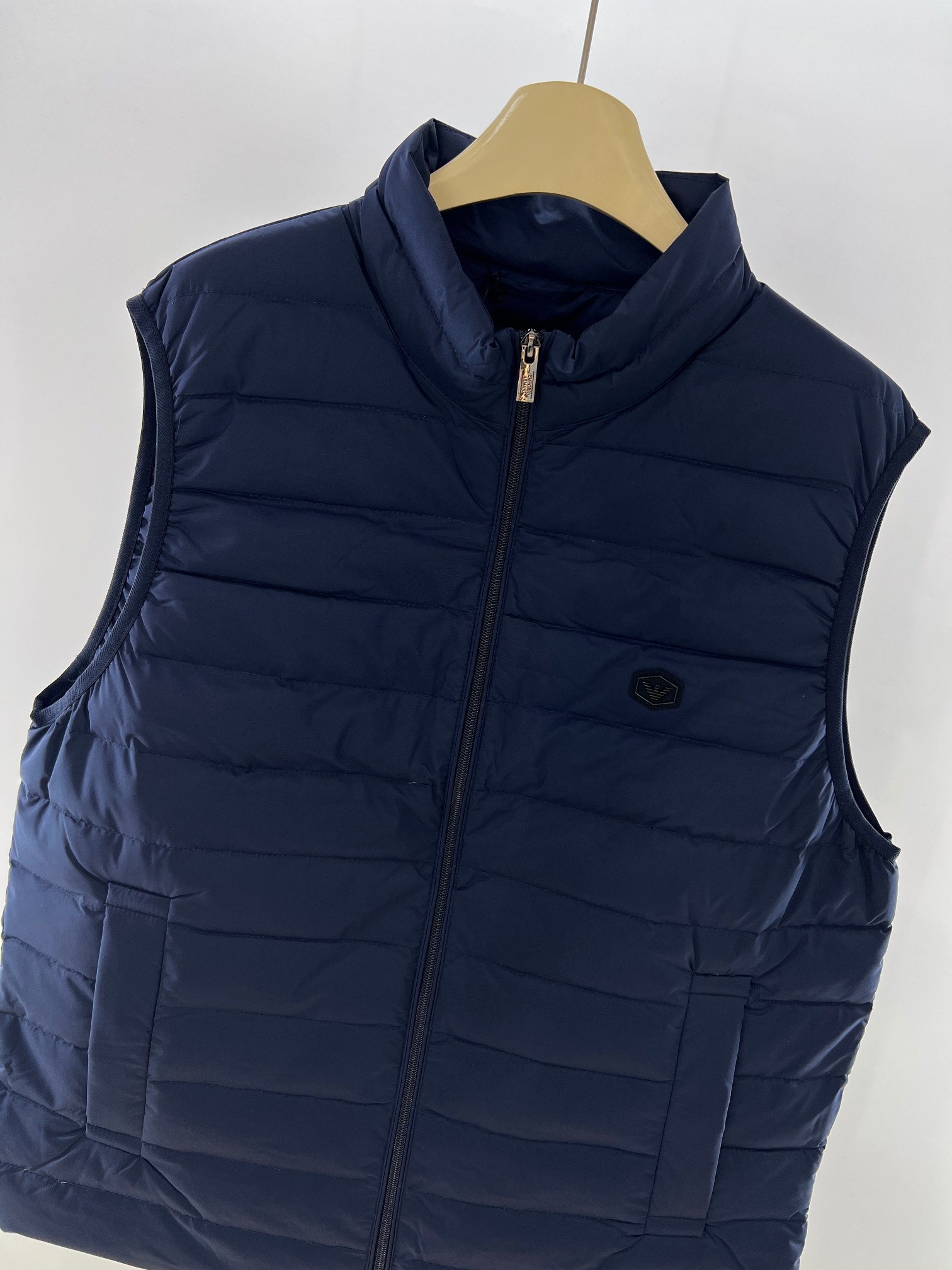 羽绒服-。 EmPorio Arm**男士超轻薄羽绒马甲 轻奢暖冬，叠穿出型格！这款马甲以黑色绗缝设计打