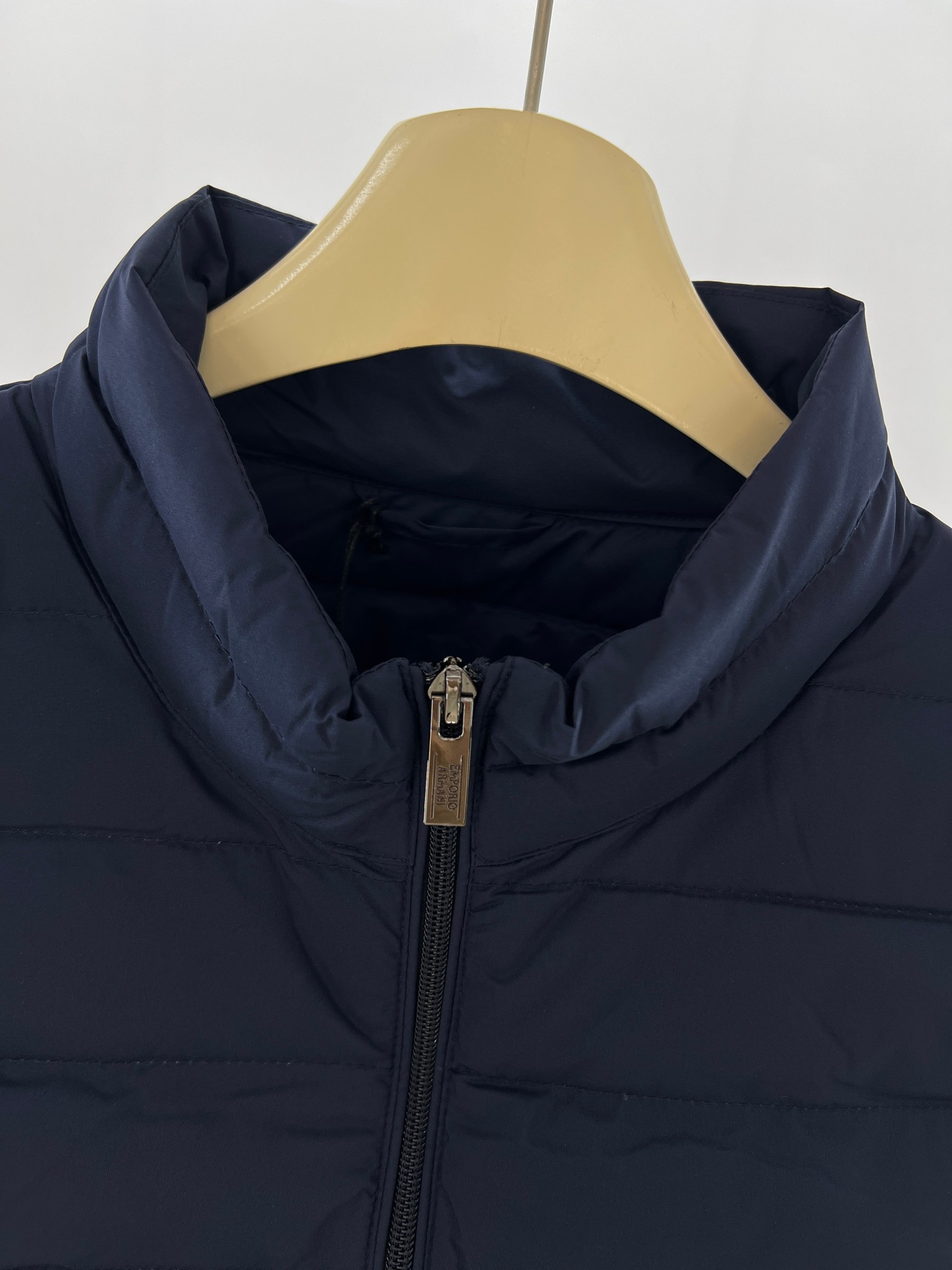 羽绒服-。 EmPorio Arm**男士超轻薄羽绒马甲 轻奢暖冬，叠穿出型格！这款马甲以黑色绗缝设计打