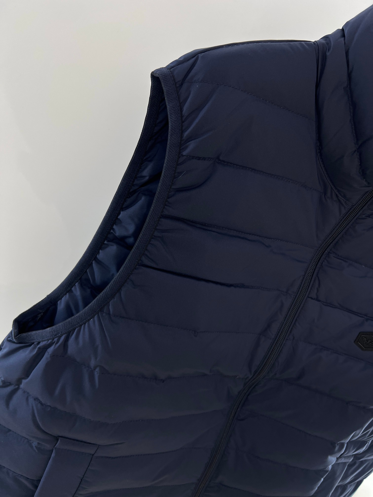 羽绒服-。 EmPorio Arm**男士超轻薄羽绒马甲 轻奢暖冬，叠穿出型格！这款马甲以黑色绗缝设计打