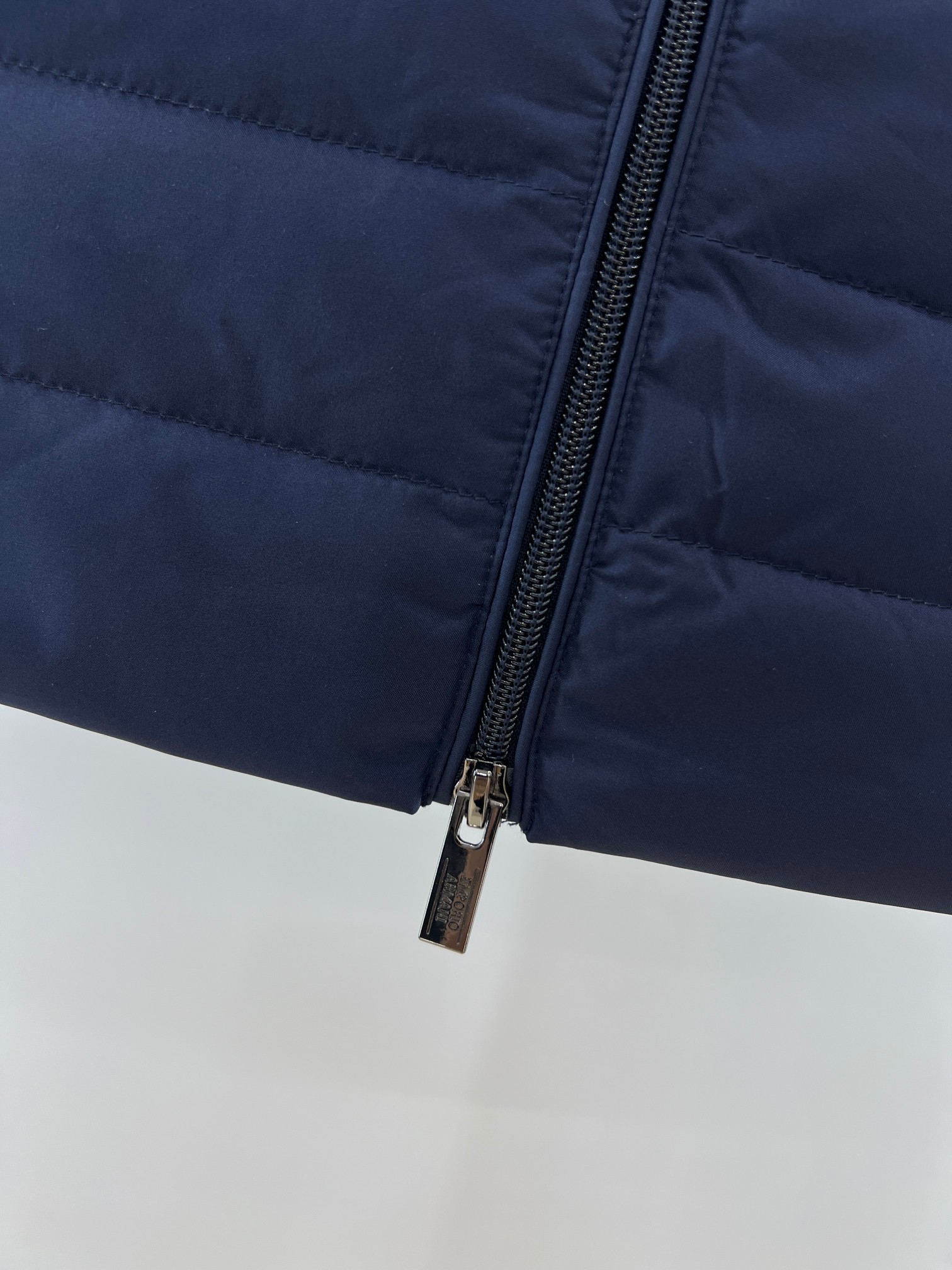 羽绒服-。 EmPorio Arm**男士超轻薄羽绒马甲 轻奢暖冬，叠穿出型格！这款马甲以黑色绗缝设计打