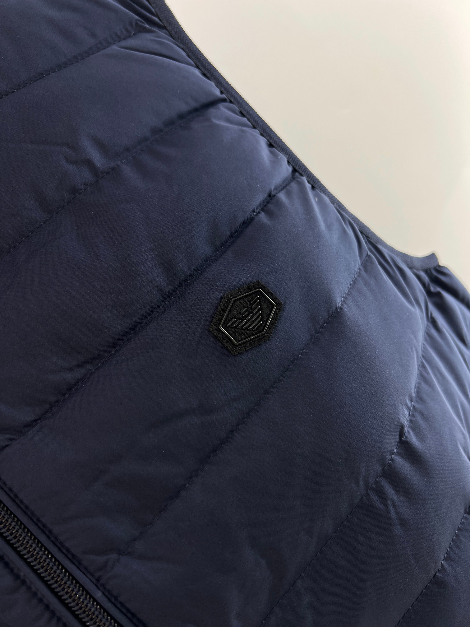 羽绒服-。 EmPorio Arm**男士超轻薄羽绒马甲 轻奢暖冬，叠穿出型格！这款马甲以黑色绗缝设计打