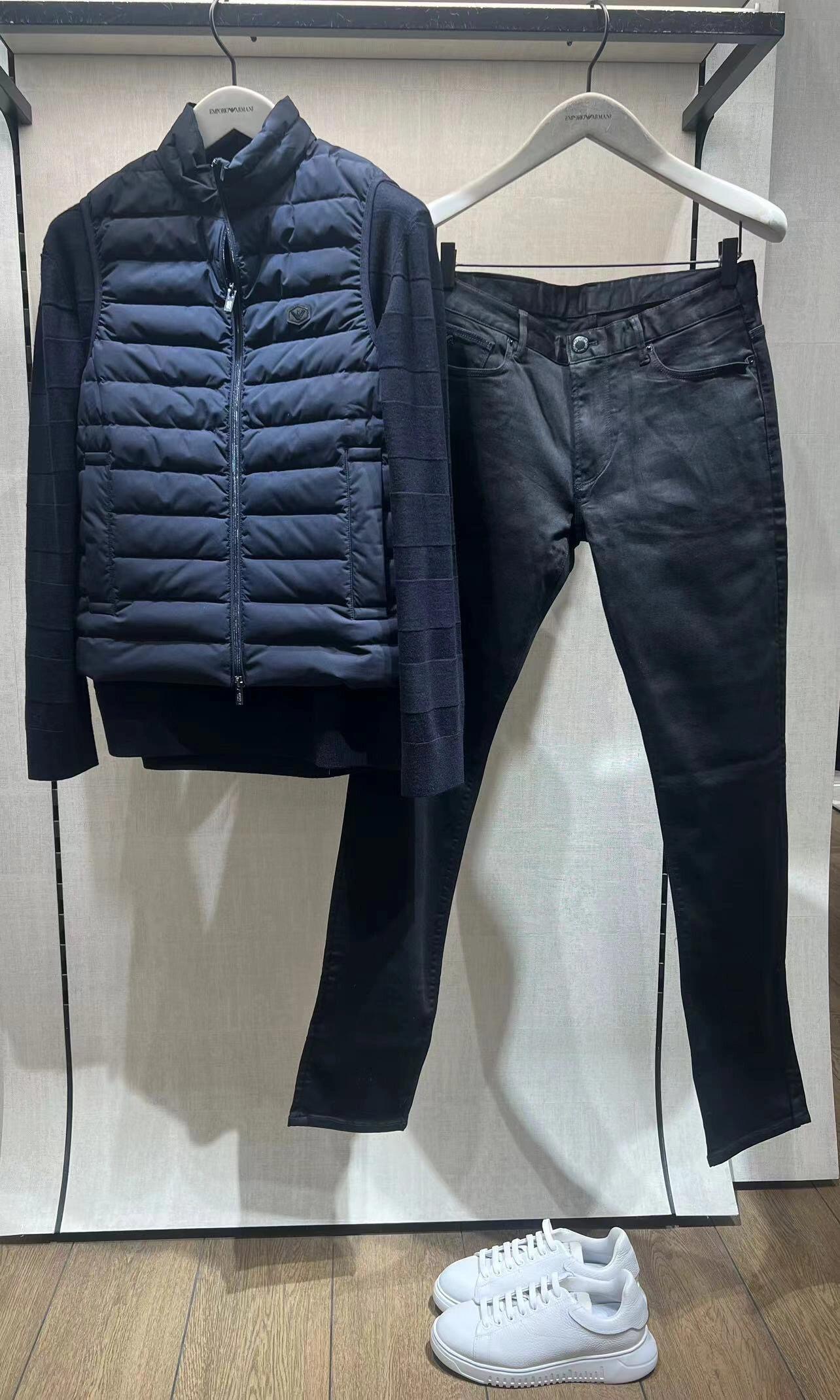 羽绒服-。 EmPorio Arm**男士超轻薄羽绒马甲 轻奢暖冬，叠穿出型格！这款马甲以黑色绗缝设计打