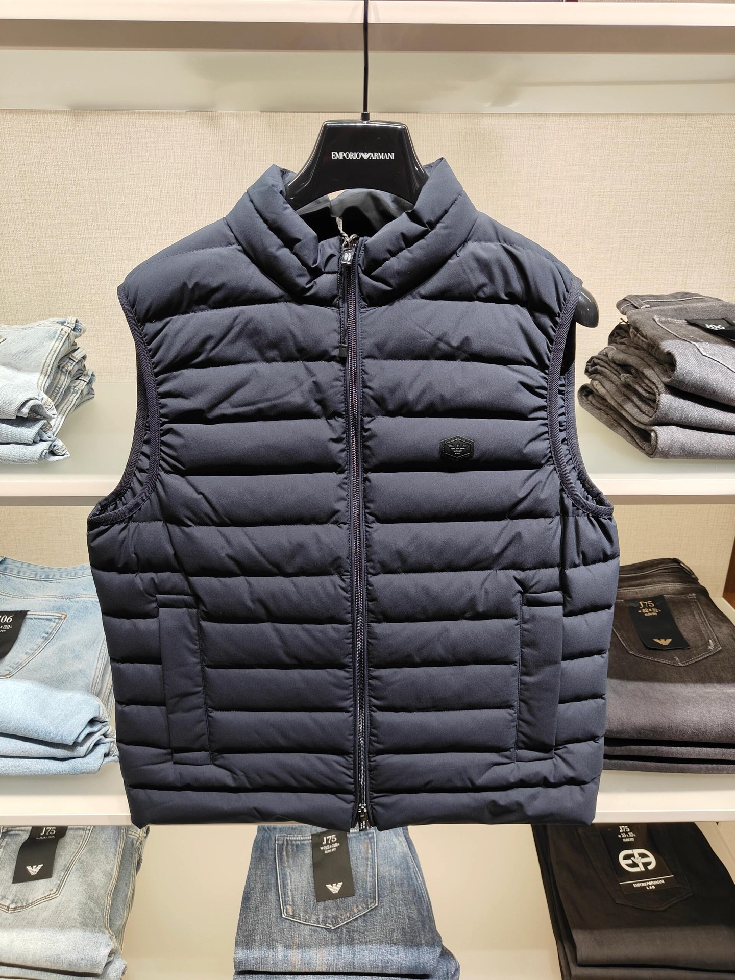 羽绒服-。 EmPorio Arm**男士超轻薄羽绒马甲 轻奢暖冬，叠穿出型格！这款马甲以黑色绗缝设计打