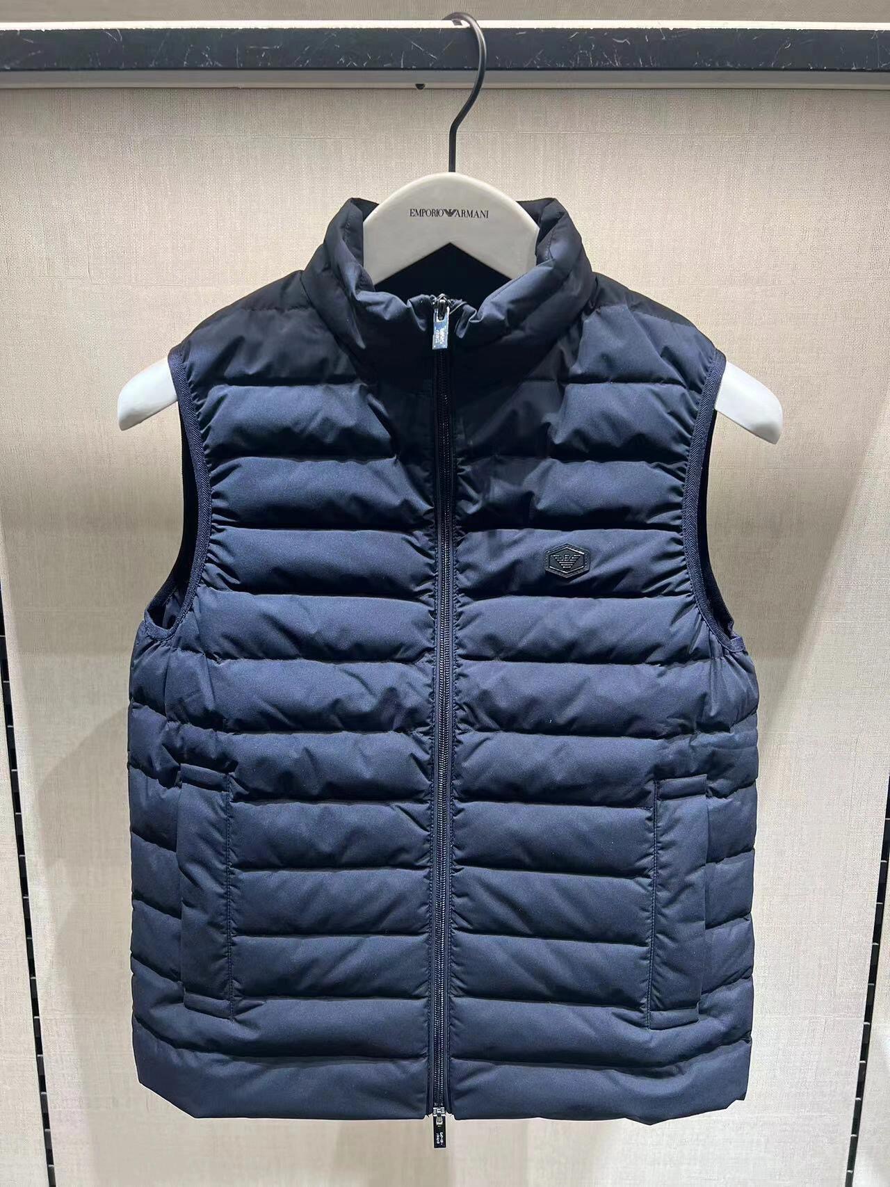 羽绒服-。 EmPorio Arm**男士超轻薄羽绒马甲 轻奢暖冬，叠穿出型格！这款马甲以黑色绗缝设计打