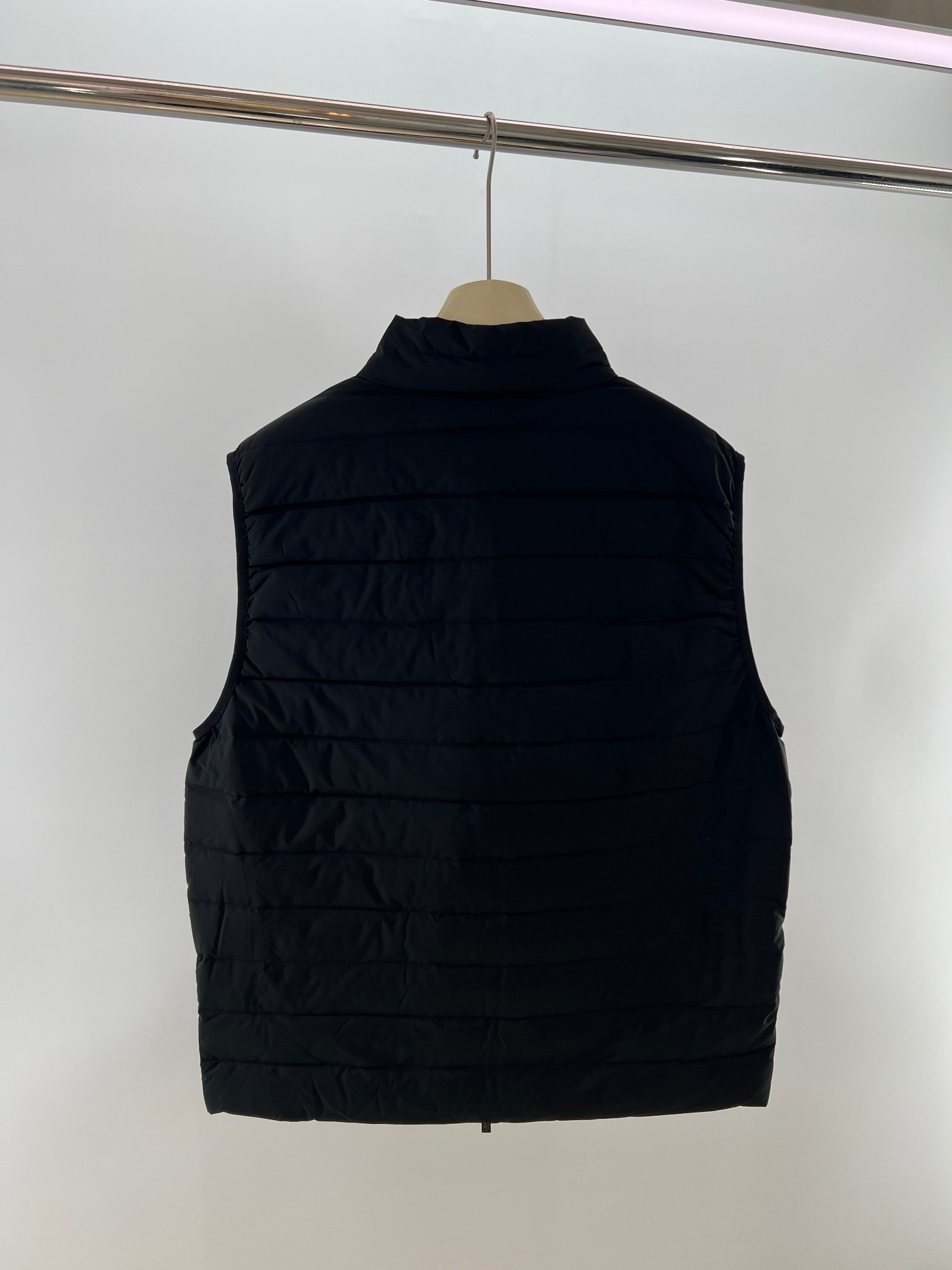 羽绒服-。 EmPorio Arm**男士超轻薄羽绒马甲 轻奢暖冬，叠穿出型格！这款马甲以黑色绗缝设计打