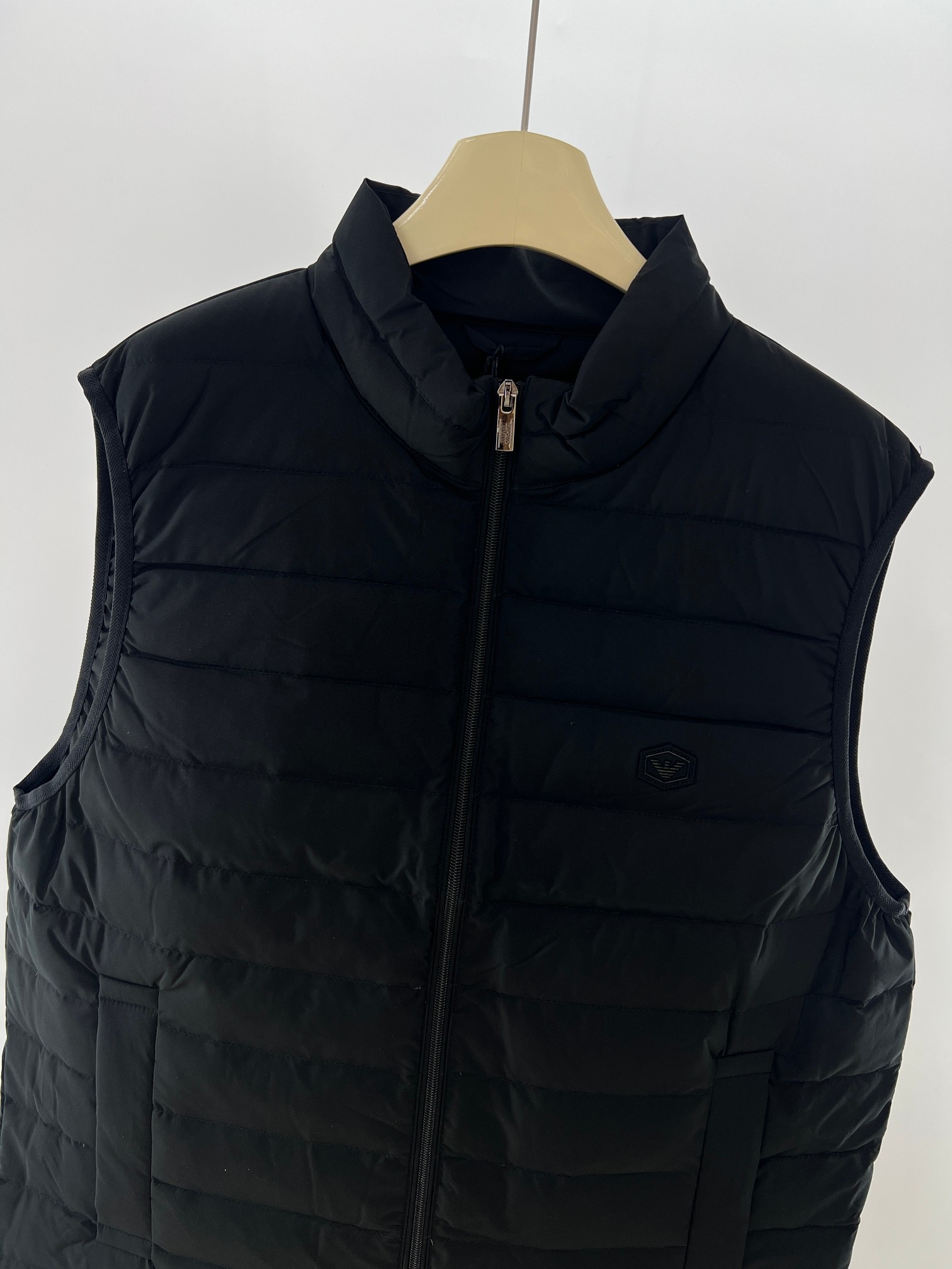 羽绒服-。 EmPorio Arm**男士超轻薄羽绒马甲 轻奢暖冬，叠穿出型格！这款马甲以黑色绗缝设计打