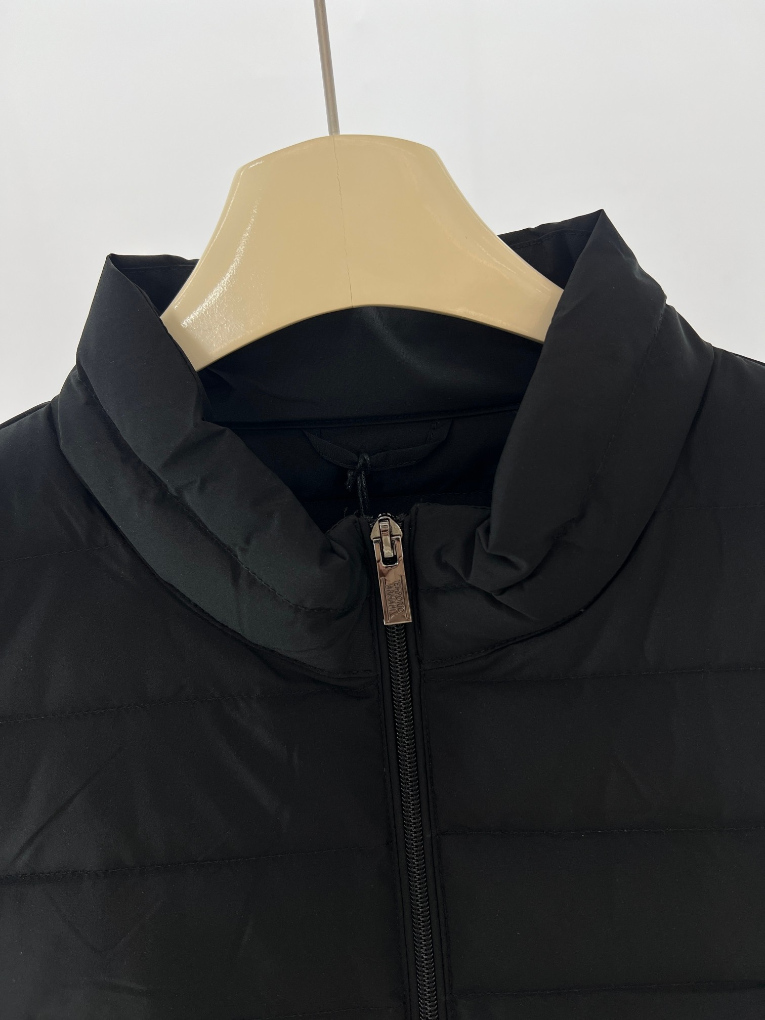 羽绒服-。 EmPorio Arm**男士超轻薄羽绒马甲 轻奢暖冬，叠穿出型格！这款马甲以黑色绗缝设计打