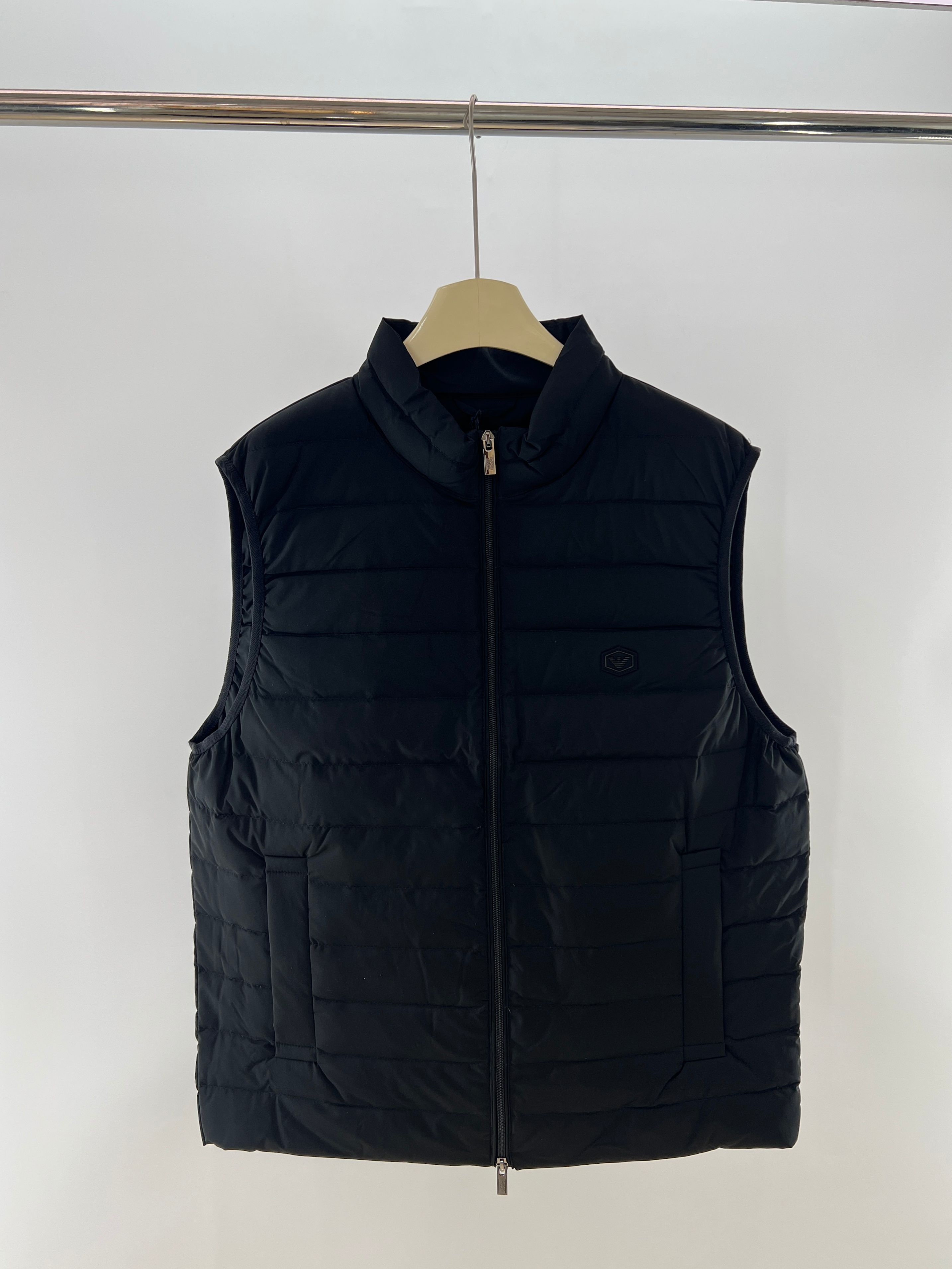 羽绒服-。 EmPorio Arm**男士超轻薄羽绒马甲 轻奢暖冬，叠穿出型格！这款马甲以黑色绗缝设计打