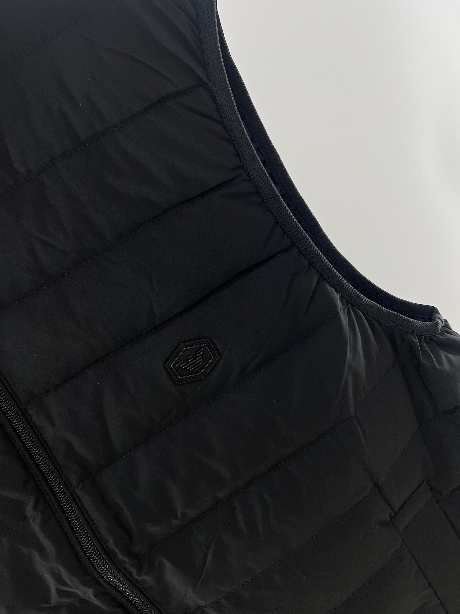 羽绒服-。 EmPorio Arm**男士超轻薄羽绒马甲 轻奢暖冬，叠穿出型格！这款马甲以黑色绗缝设计打