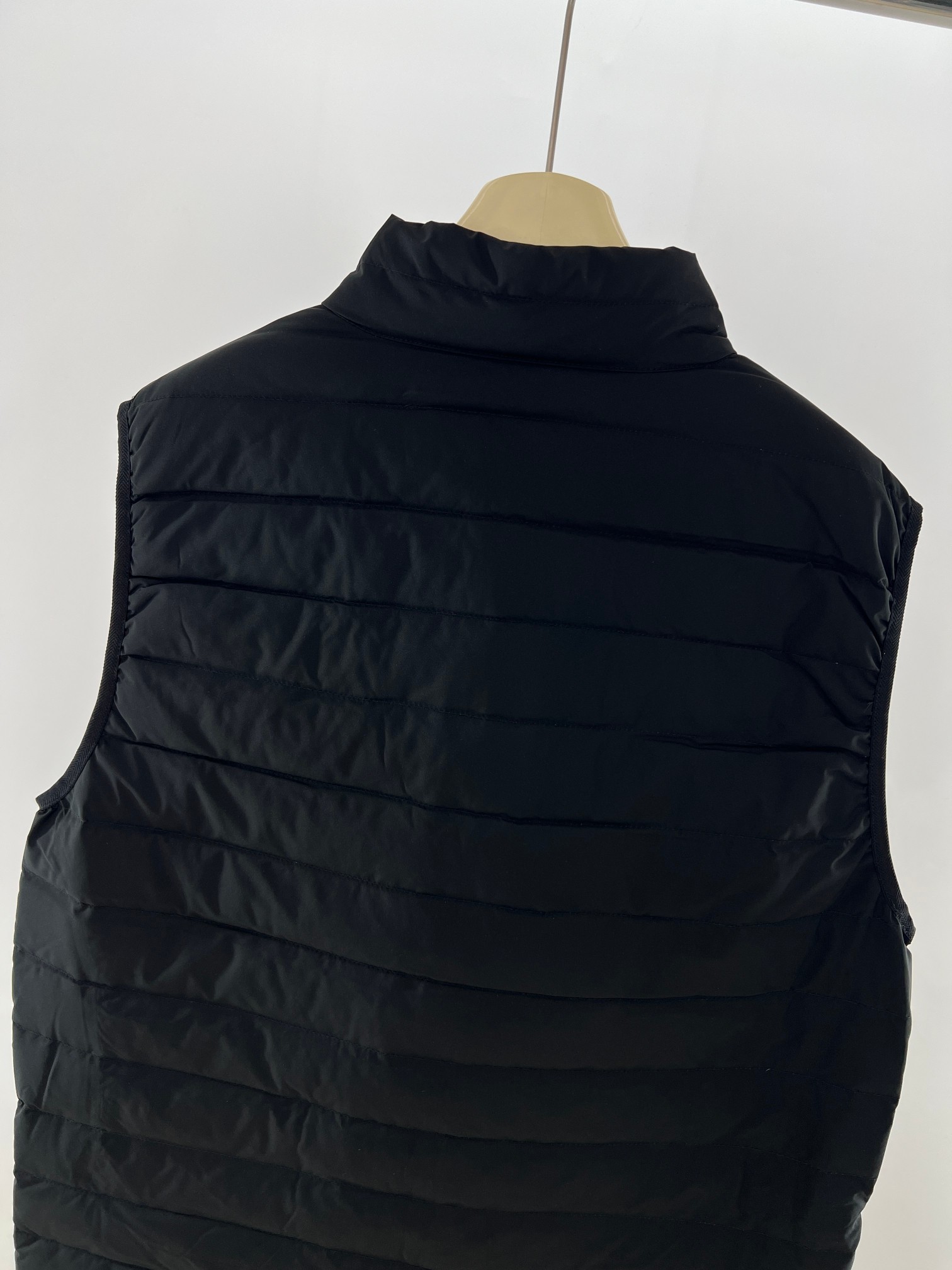 羽绒服-。 EmPorio Arm**男士超轻薄羽绒马甲 轻奢暖冬，叠穿出型格！这款马甲以黑色绗缝设计打