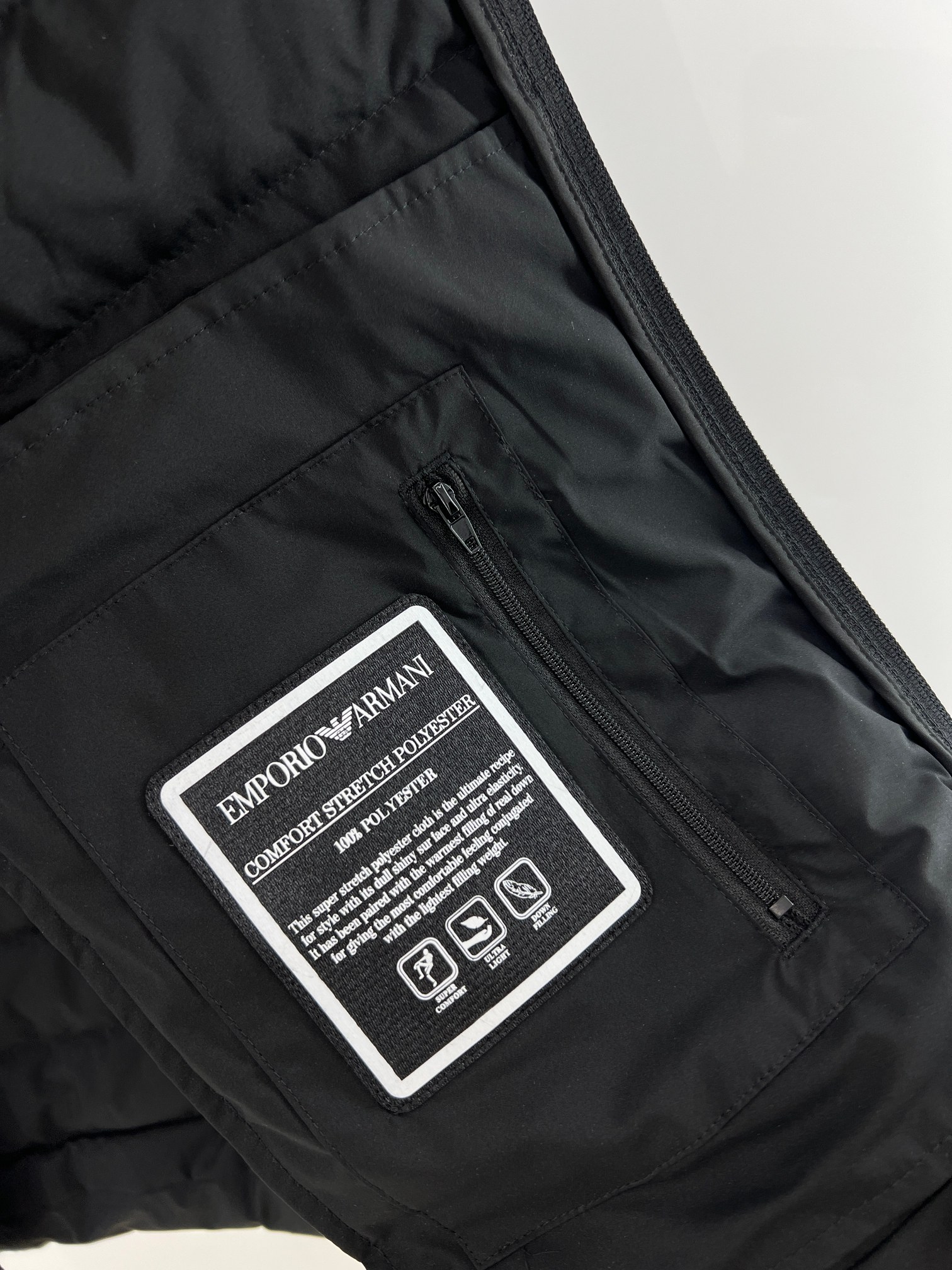 羽绒服-。 EmPorio Arm**男士超轻薄羽绒马甲 轻奢暖冬，叠穿出型格！这款马甲以黑色绗缝设计打