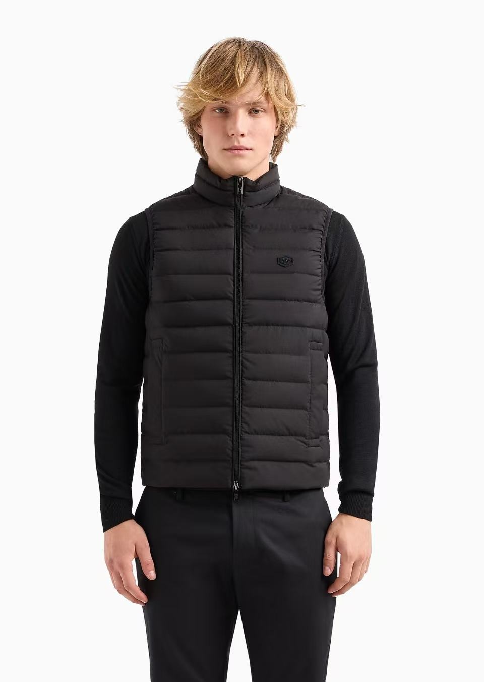 羽绒服-。 EmPorio Arm**男士超轻薄羽绒马甲 轻奢暖冬，叠穿出型格！这款马甲以黑色绗缝设计打