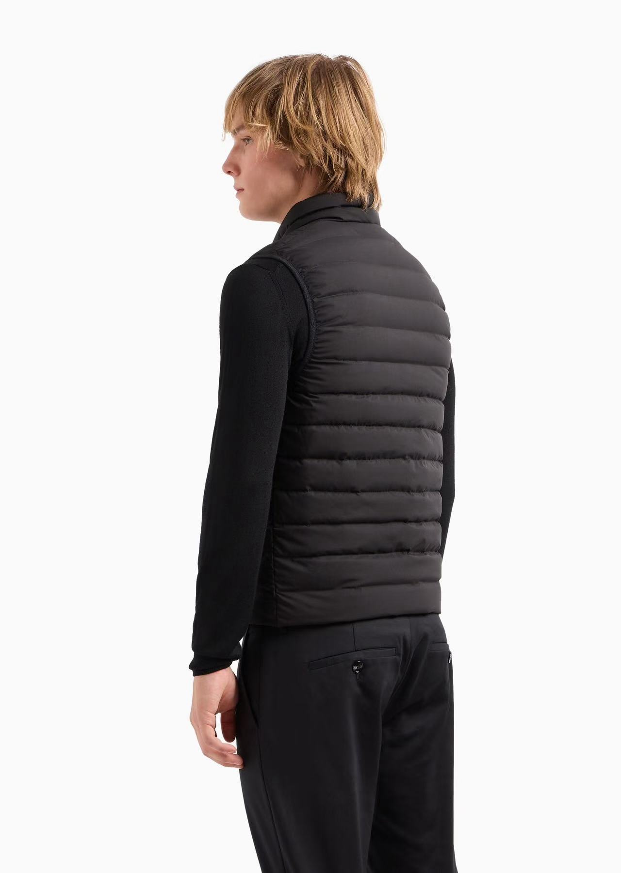 羽绒服-。 EmPorio Arm**男士超轻薄羽绒马甲 轻奢暖冬，叠穿出型格！这款马甲以黑色绗缝设计打