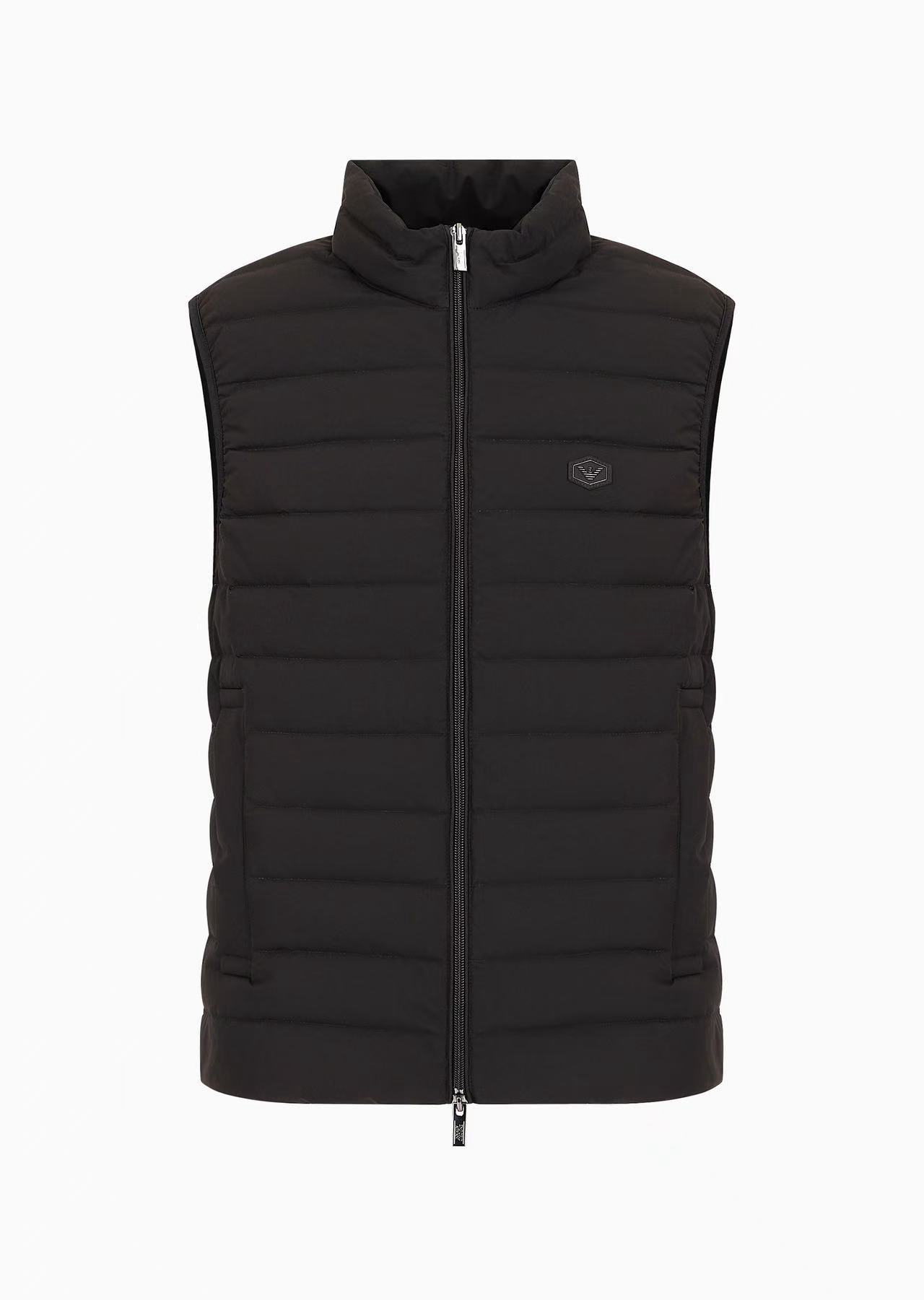 羽绒服-。 EmPorio Arm**男士超轻薄羽绒马甲 轻奢暖冬，叠穿出型格！这款马甲以黑色绗缝设计打