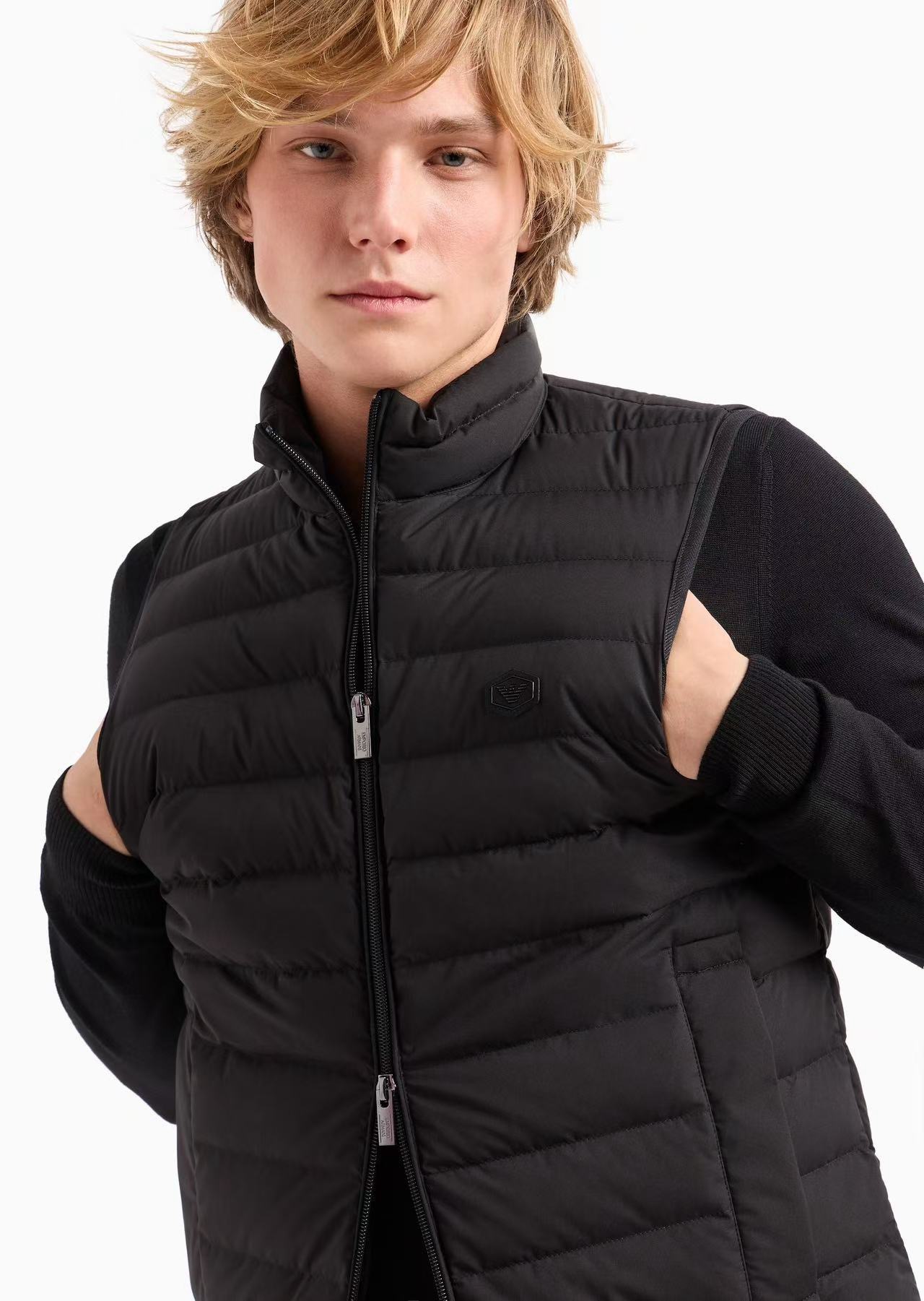 羽绒服-。 EmPorio Arm**男士超轻薄羽绒马甲 轻奢暖冬，叠穿出型格！这款马甲以黑色绗缝设计打