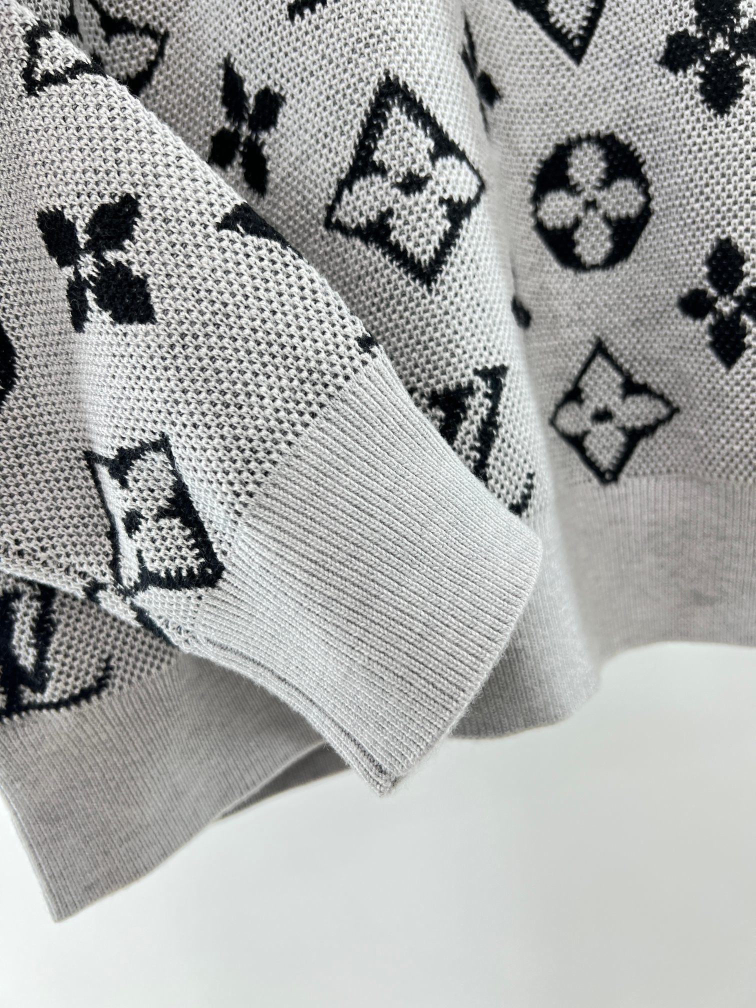 。 1V老花浮雕迪拜灰 情侣款针织套头毛衣 衣身满幅老花logo提花设计，满眼的高级感，抵挡不住的法式高