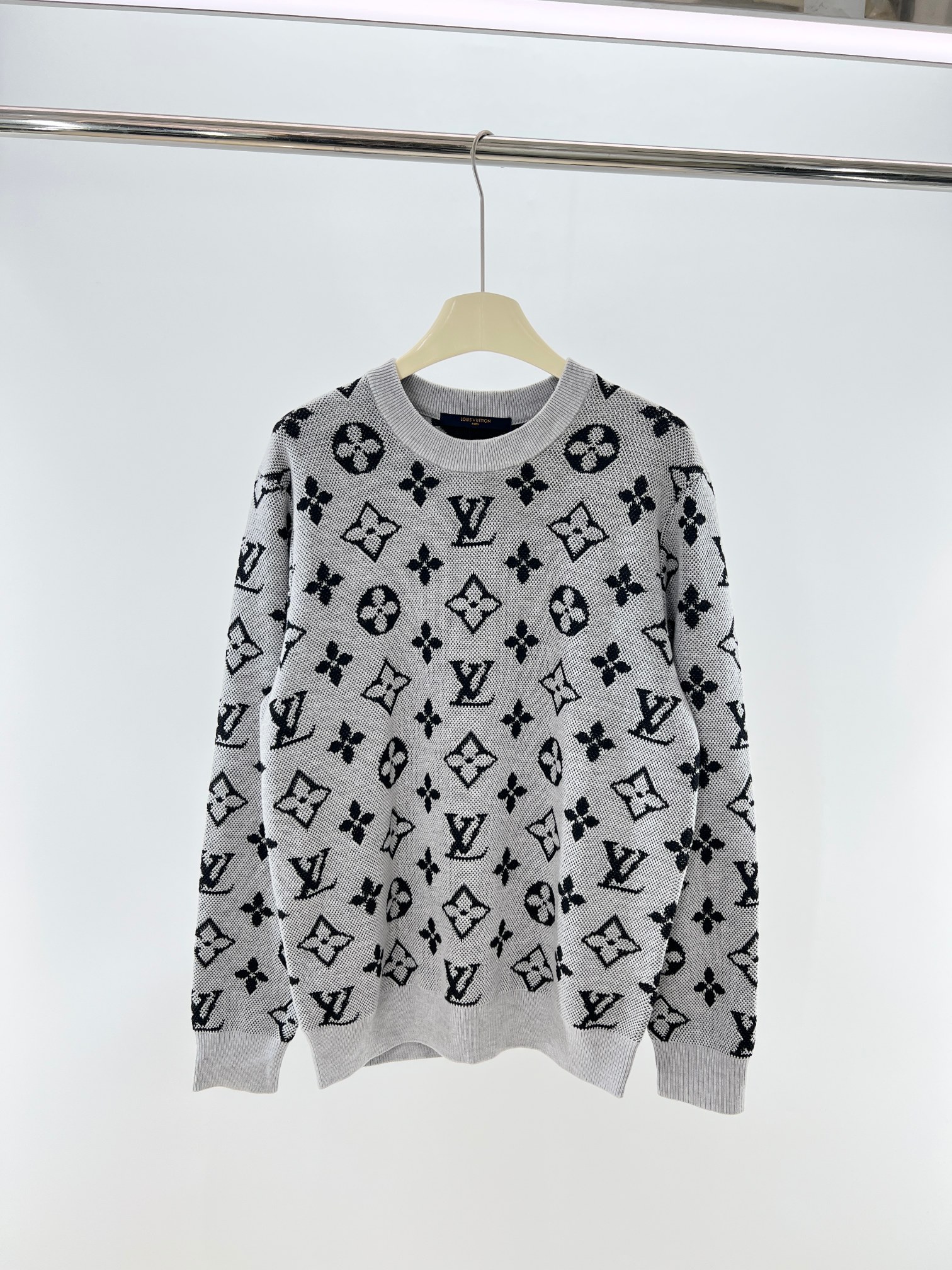 。 1V老花浮雕迪拜灰 情侣款针织套头毛衣 衣身满幅老花logo提花设计，满眼的高级感，抵挡不住的法式高