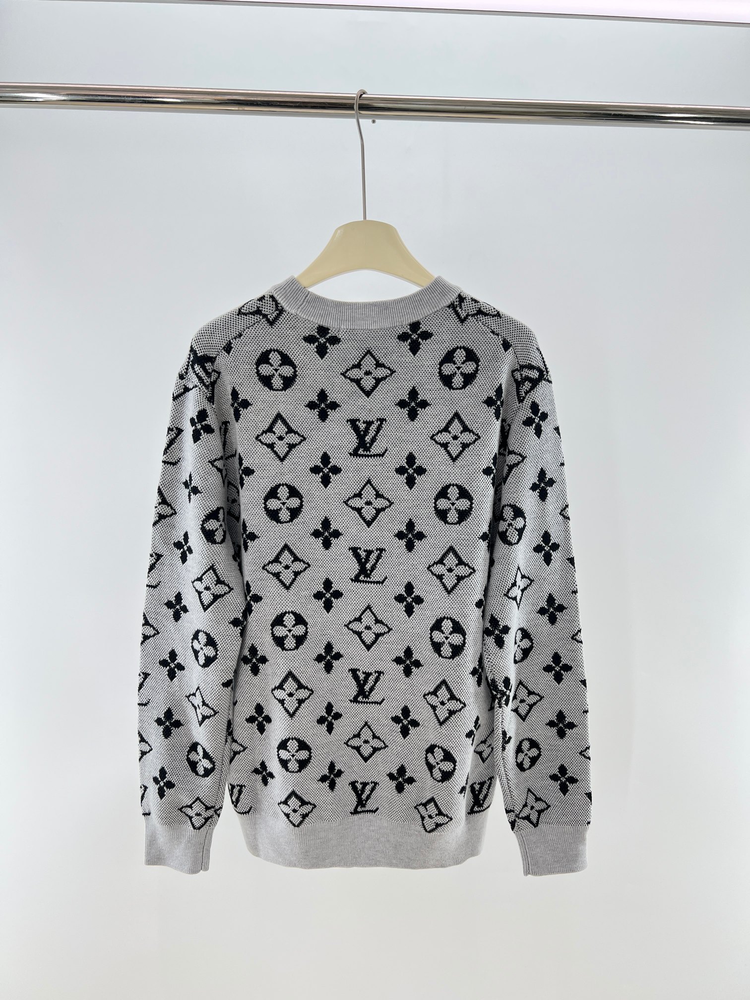 。 1V老花浮雕迪拜灰 情侣款针织套头毛衣 衣身满幅老花logo提花设计，满眼的高级感，抵挡不住的法式高