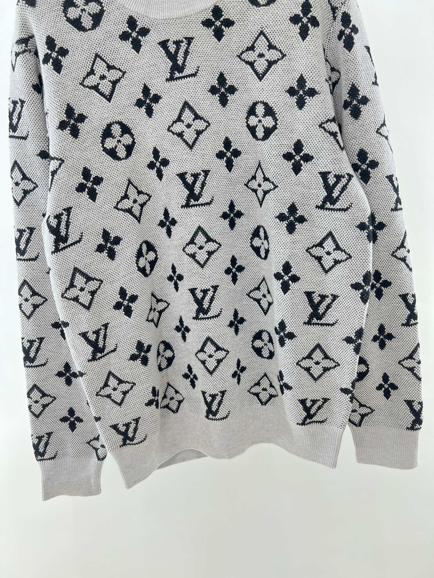 。 1V老花浮雕迪拜灰 情侣款针织套头毛衣 衣身满幅老花logo提花设计，满眼的高级感，抵挡不住的法式高