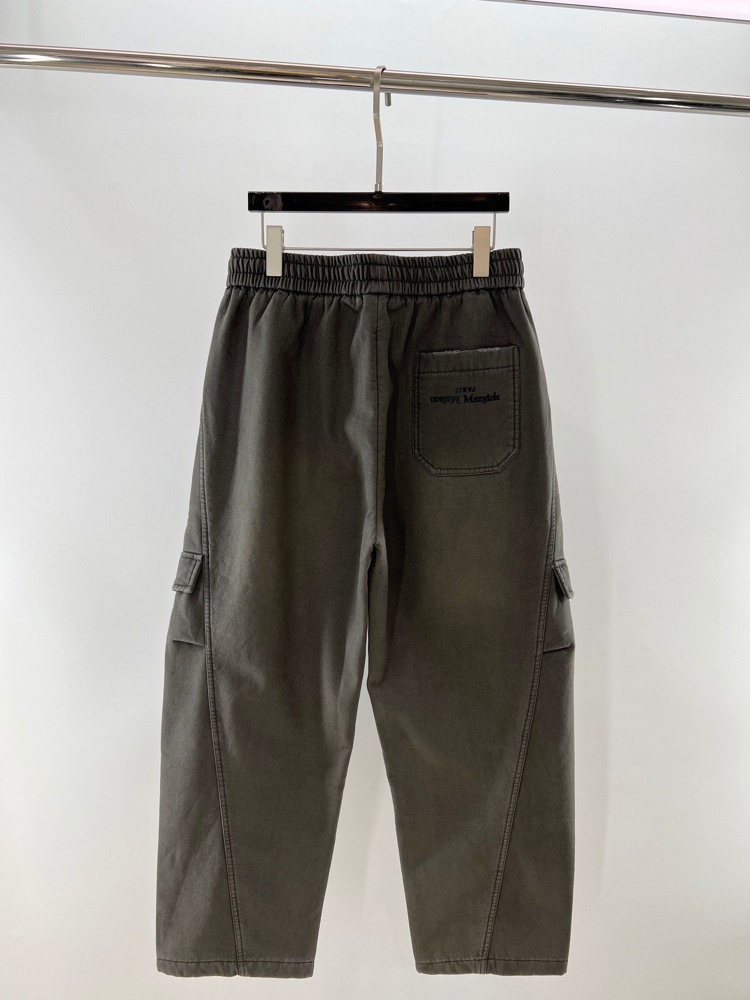 。 MM6水洗灰加绒工装裤把“随性酷感”穿在身上——这条MM6水洗灰工装裤，是秋冬穿搭的“风格作弊器”。