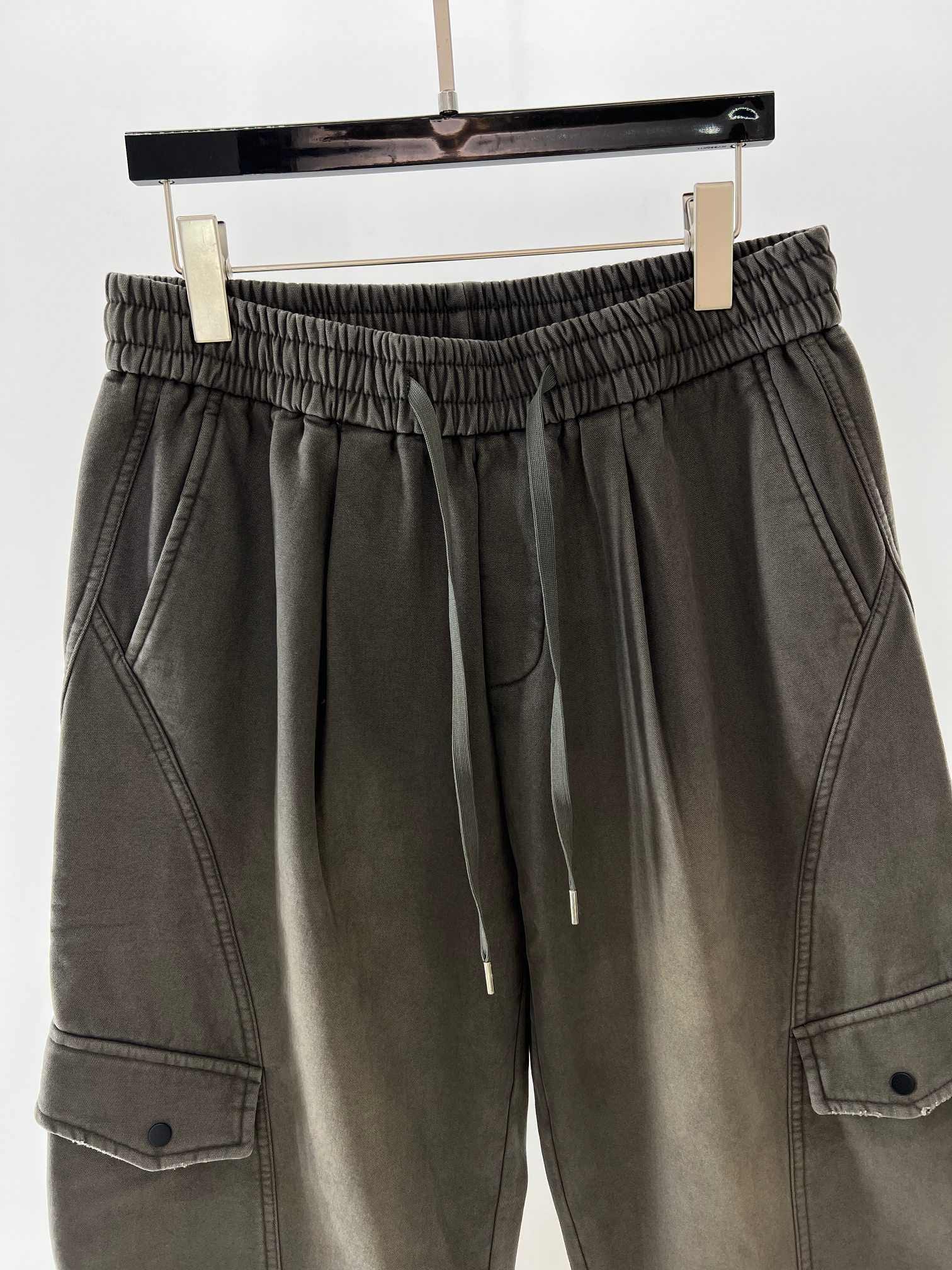 。 MM6水洗灰加绒工装裤把“随性酷感”穿在身上——这条MM6水洗灰工装裤，是秋冬穿搭的“风格作弊器”。