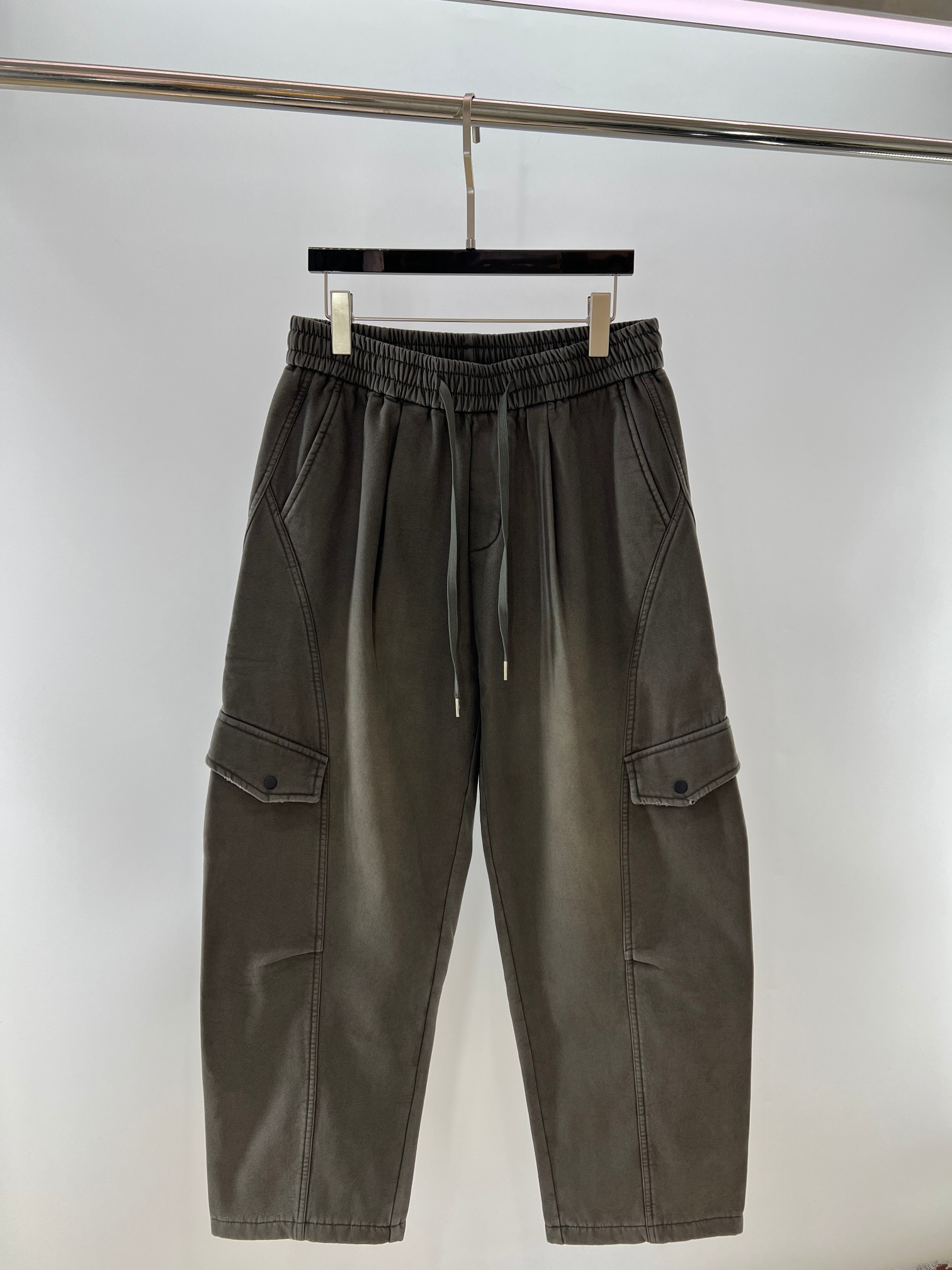 。 MM6水洗灰加绒工装裤把“随性酷感”穿在身上——这条MM6水洗灰工装裤，是秋冬穿搭的“风格作弊器”。