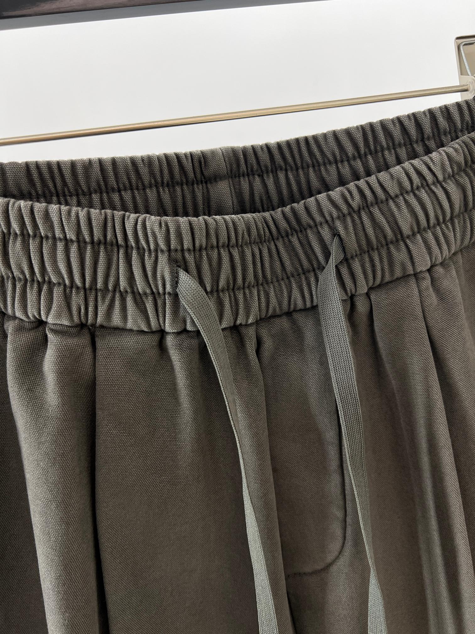 。 MM6水洗灰加绒工装裤把“随性酷感”穿在身上——这条MM6水洗灰工装裤，是秋冬穿搭的“风格作弊器”。