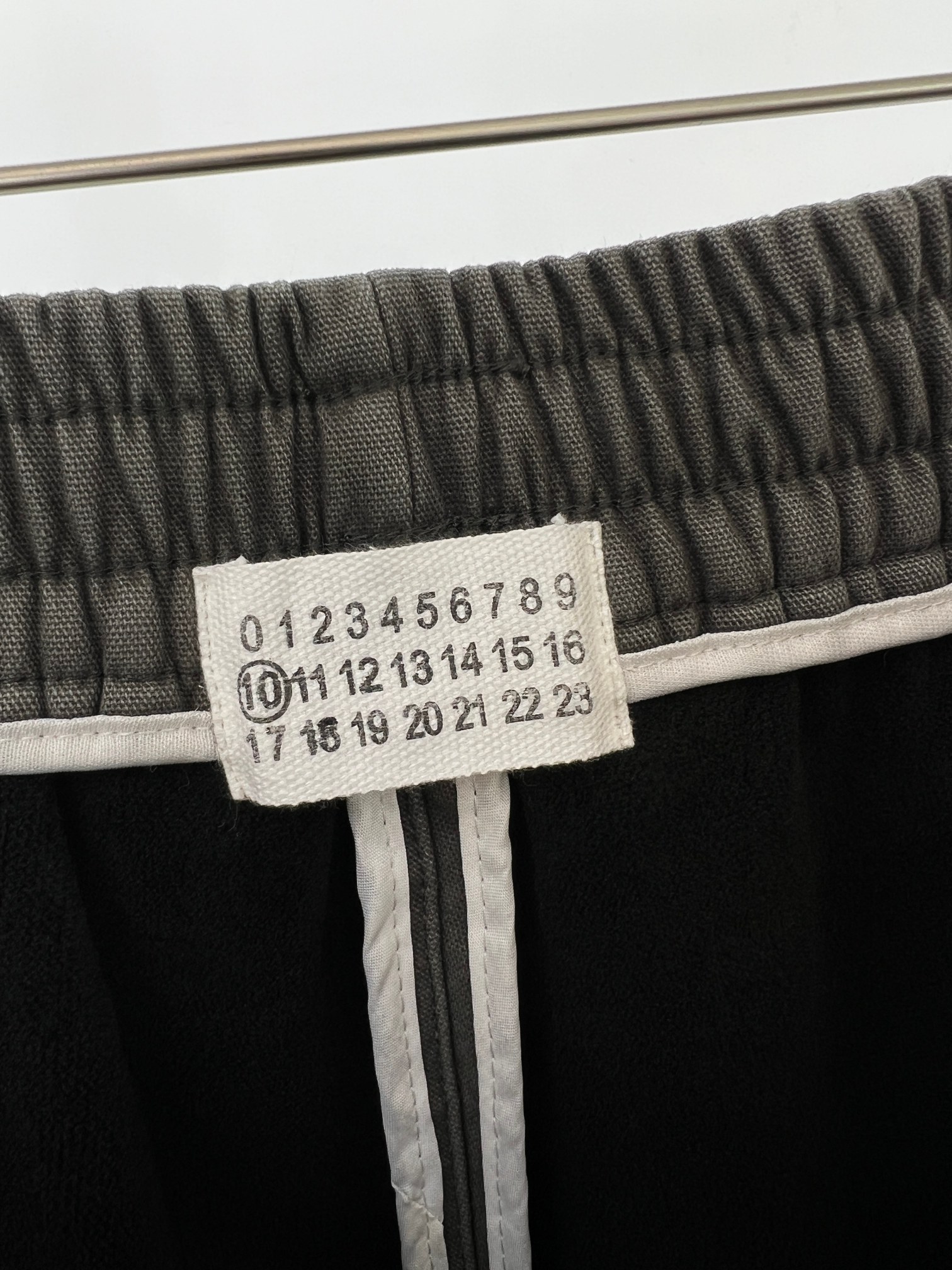 。 MM6水洗灰加绒工装裤把“随性酷感”穿在身上——这条MM6水洗灰工装裤，是秋冬穿搭的“风格作弊器”。