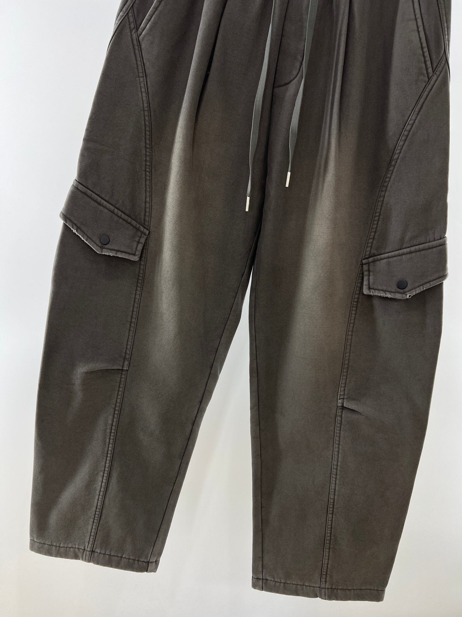 。 MM6水洗灰加绒工装裤把“随性酷感”穿在身上——这条MM6水洗灰工装裤，是秋冬穿搭的“风格作弊器”。